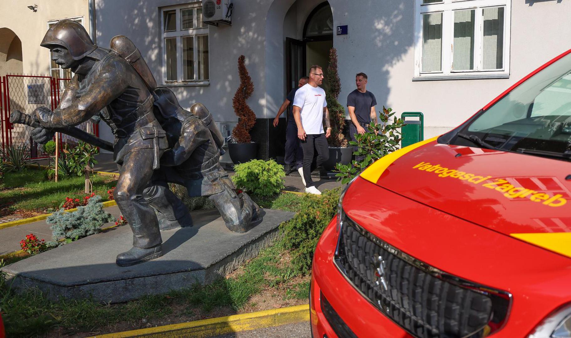 U nekoliko je navrata posjetio Hrvatsku, iz koje dolaze njegovi roditelji, a nedavno mu je domovnicu uručio predsjednik Vlade, Andrej Plenković.