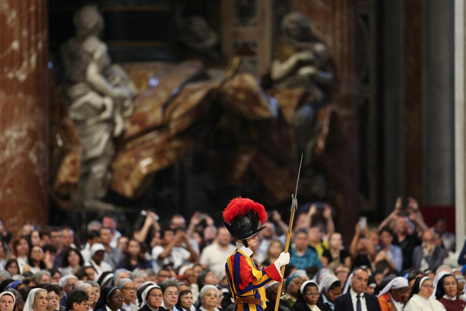Švicarska garda, najmanja vojska svijeta, čuva papu i granice Vatikana, a njihova predanost seže do spremnosti na najveću žrtvu.

