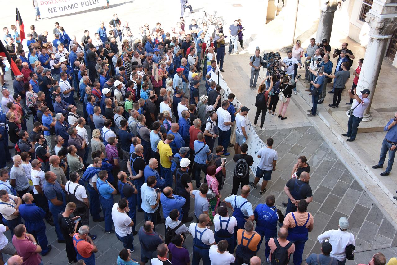 Radnici Uljanika na prosvjedima nose i transparente protiv IDS-a