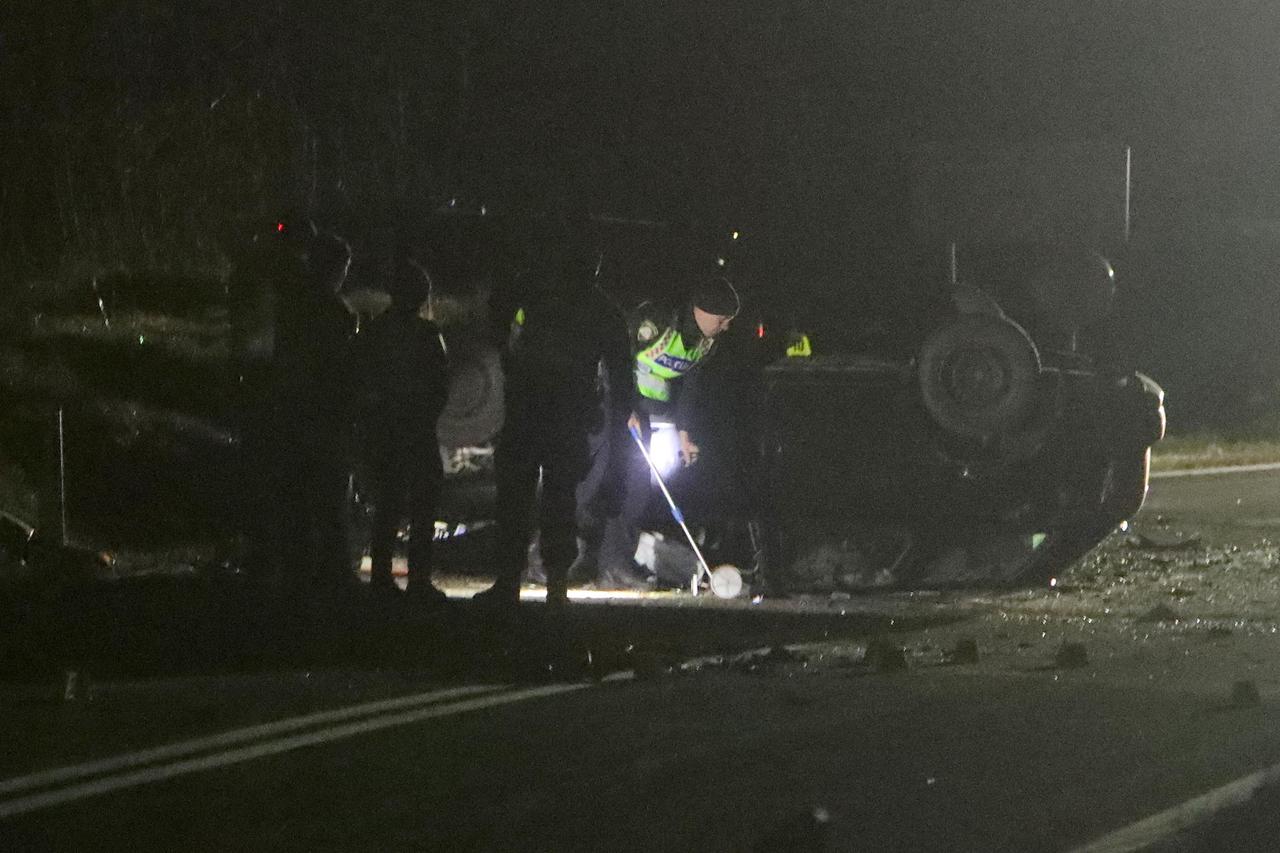 U sudaru automobila i kamiona u blizini Slunja jedna osoba poginula 