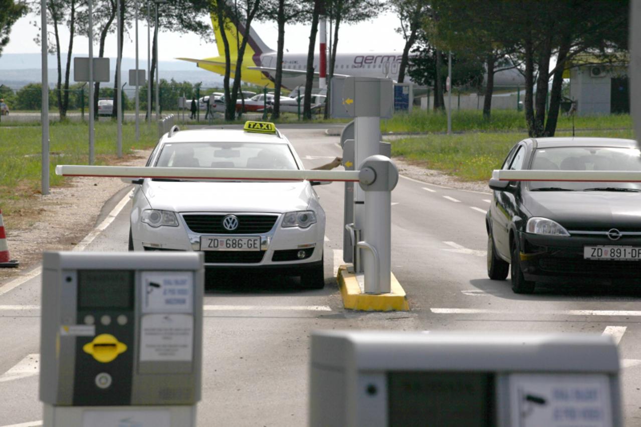 '23.05.2010., Zadar - Rampe na ulazu u zracnu luku Zemunik. Traju prepirke oko legalnih i nelegalnih Taxi prijevoznika. Photo: Zeljko Mrsic/PIXSELL'