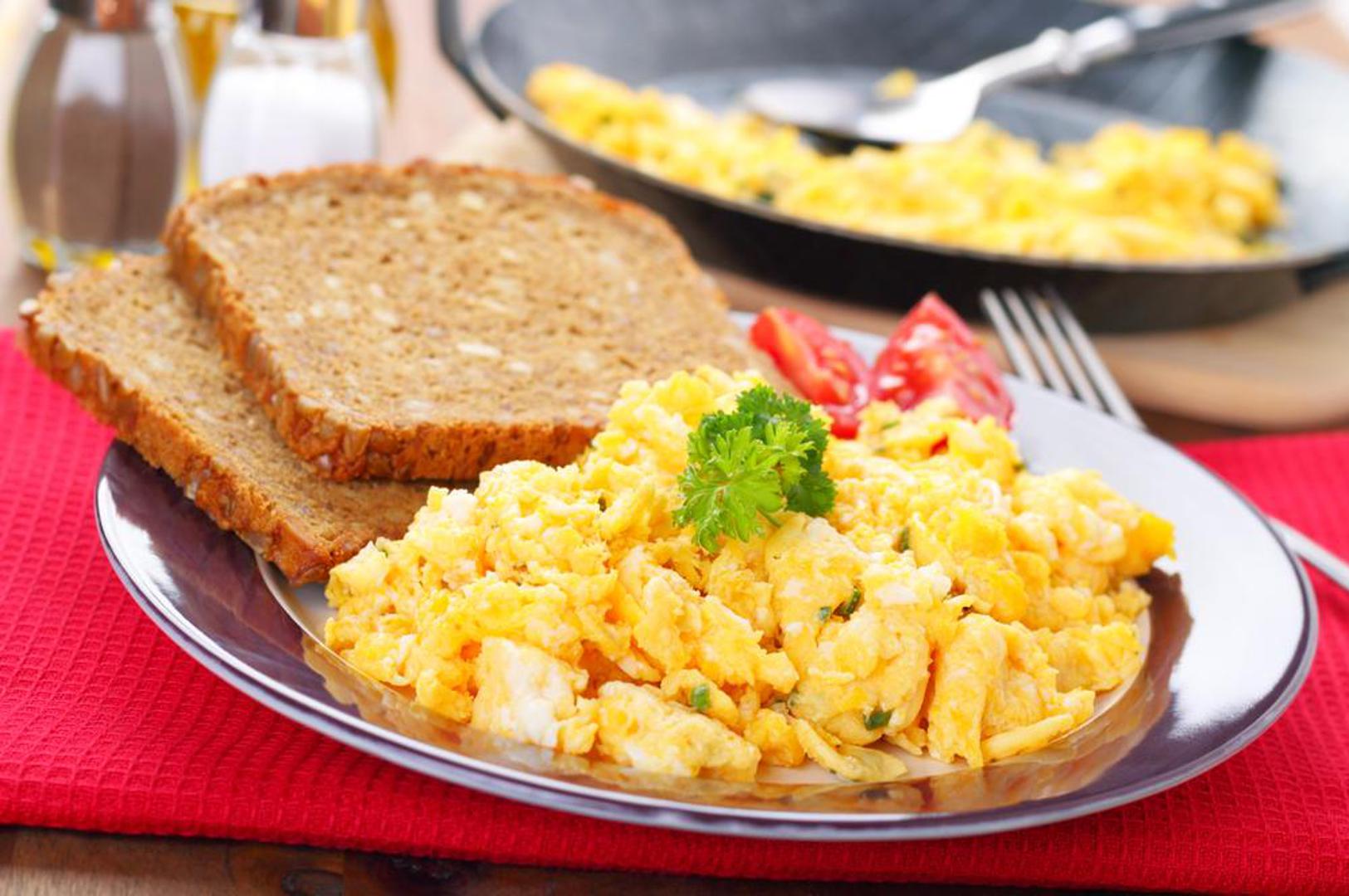Jedno od najčešćih izbora namirnice za doručak su upravo jaja. Neki ih vole pripremati na određeni način, a neki vole kombinirati i eksperimentirati s novim načinom pripreme...