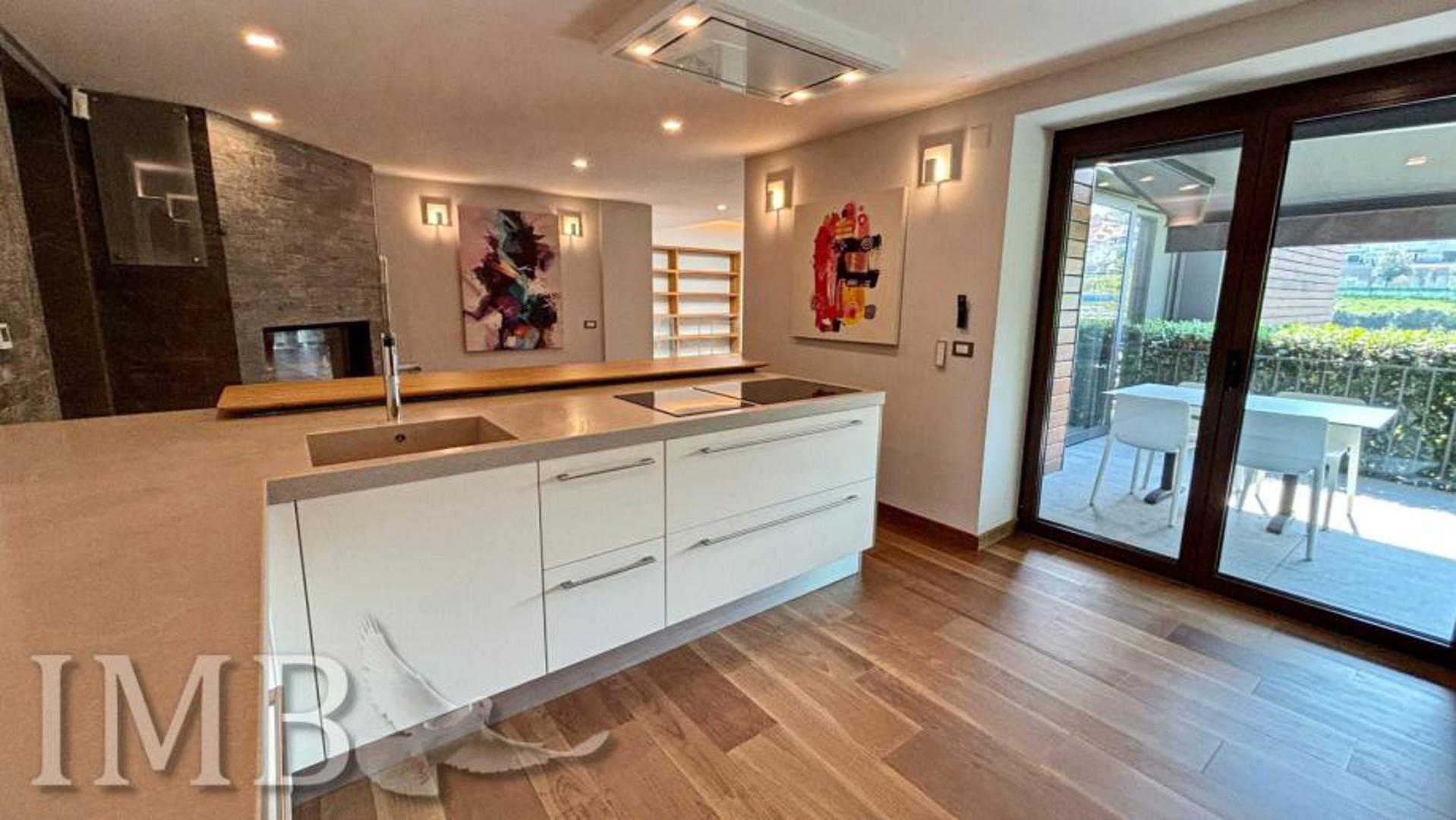 Riječ je o zidanoj katnici izgrađenoj 2010. godine, a posljednja adaptacija provedena je 2022. Vila je raspoređena na četiri etaže te, kako piše u oglasu, nudi kombinaciju elegancije, funkcionalnosti i privatnosti.

