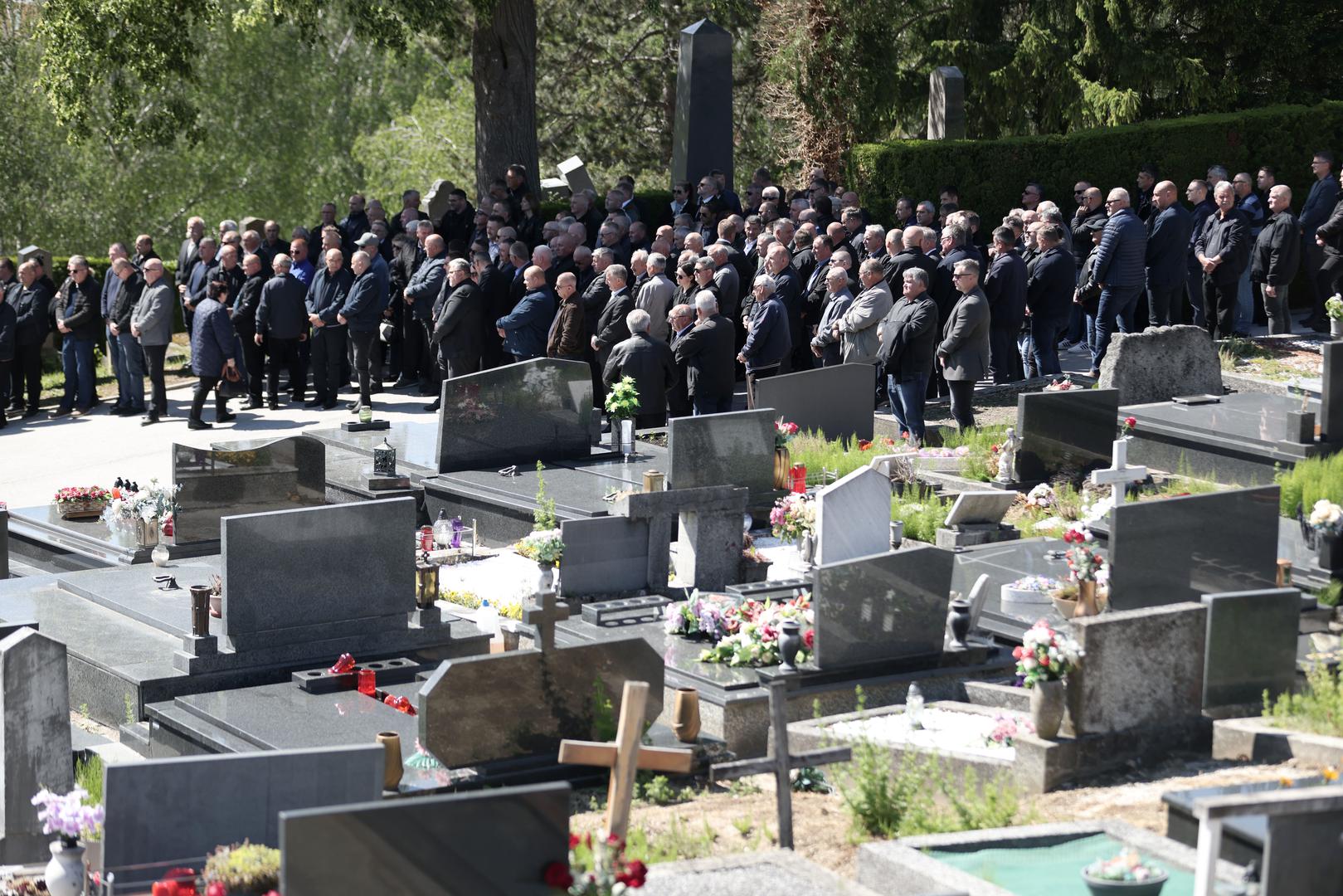 Brojni kolege, prijatelji i građani okupili su se kako bi mu odali počast i uputili posljednje zbogom.

