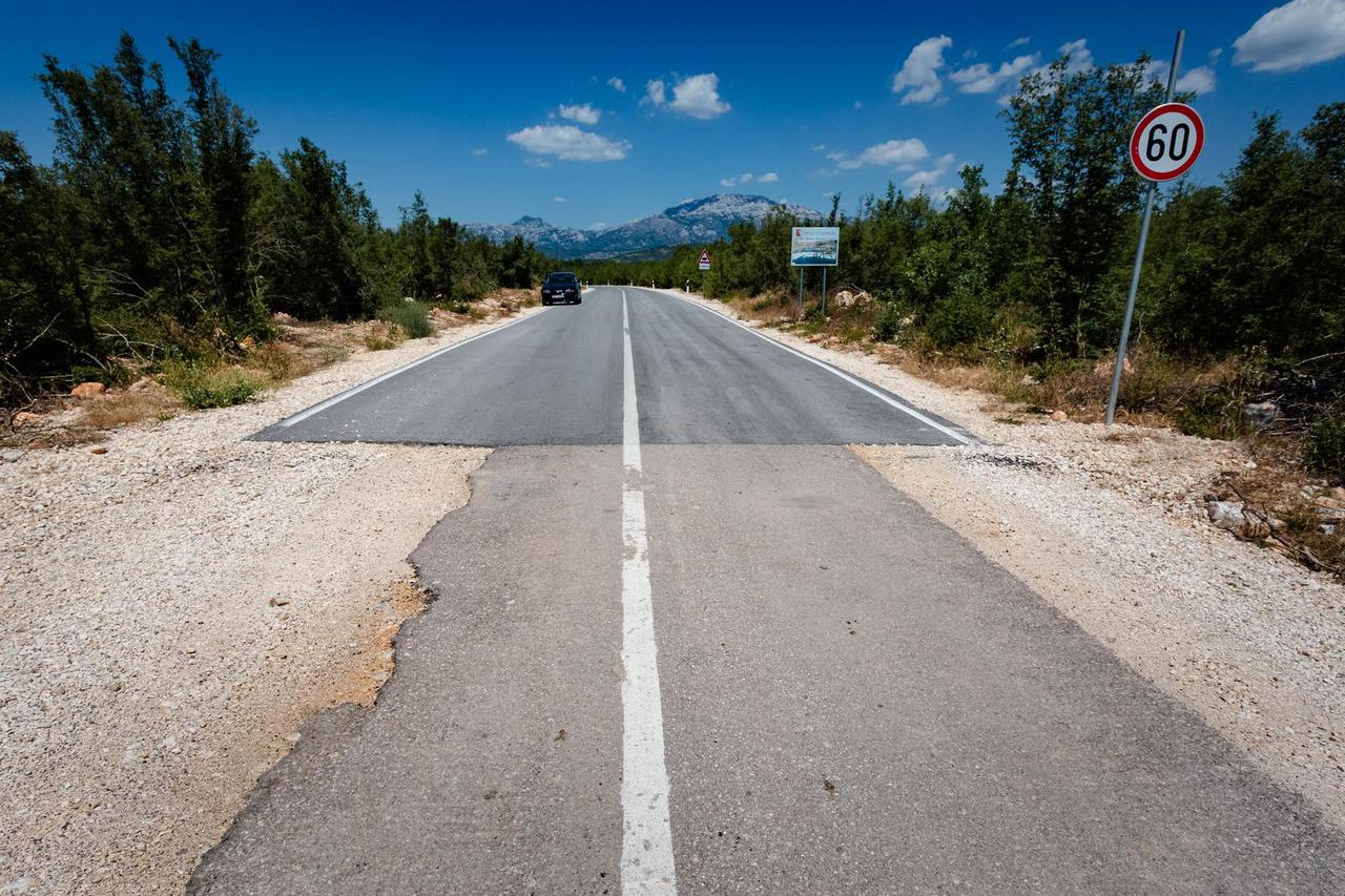 Cesta na granici Zadarske i Šibensko-kninske županije