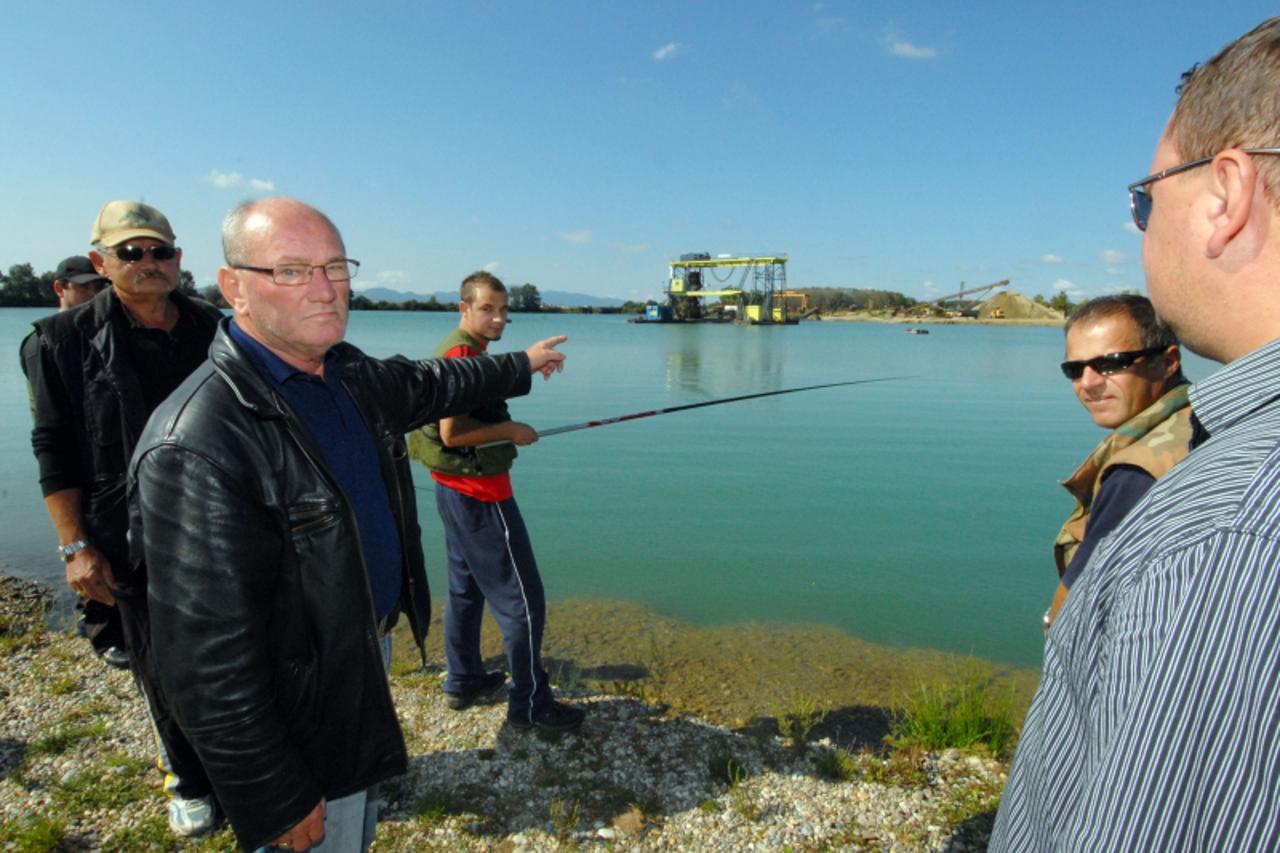 '14.09.2010. Aquacity, Varazdin, Clanovi SRD Azzurro upozoravaju da bi se obala Aquacityia mogla urusiti radi eksploatacije sljunka Photo: Marko Jurinec'
