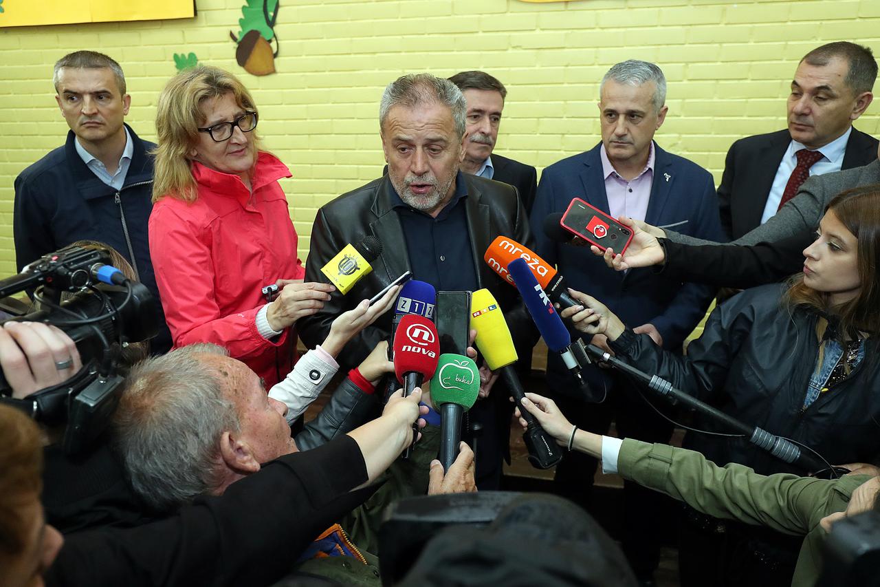 Milan Bandić posjetio školu u Vukomercu