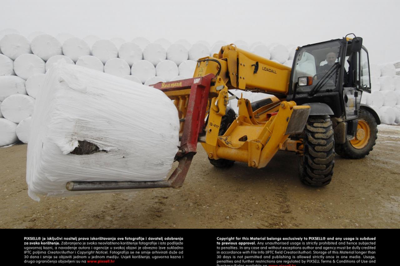 '12.01.2010., Varazdin - Varazdinsko smece jos uvijek nema rijeseno zbrinjavanje pa se pakira u velike bale Photo: Marko Jurinec/PIXSELL'