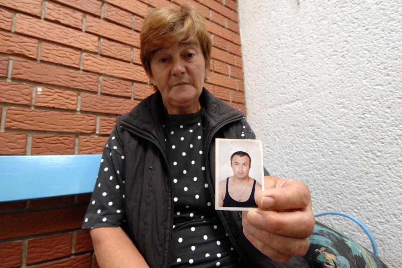 '29.07.2010., Turcisce- Majka ubijenog Krunoslava Kontreca, Manda drzi sliku svog sina. Photo: Vjeran Zganec-Rogulja/PIXSELL'