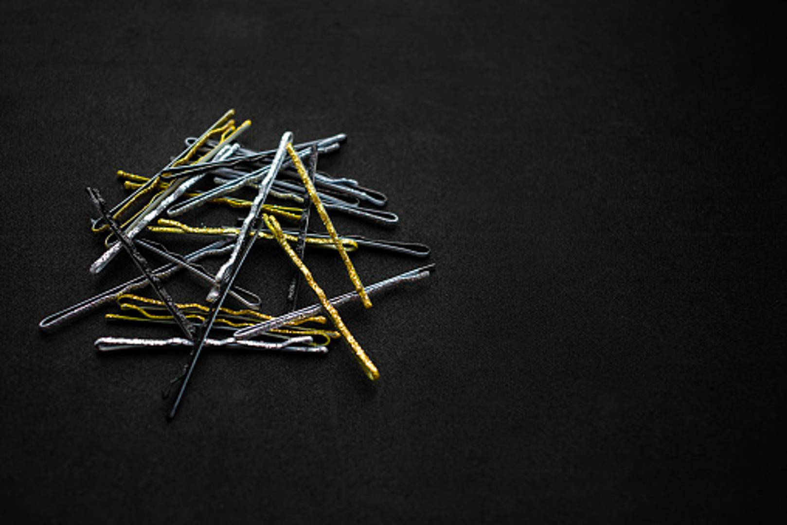 Ukosnice za kosu mogu u trenu postati prava zabava. Ako su vam dosadile crne, obojite ih različitim bojama laka za nokte. 