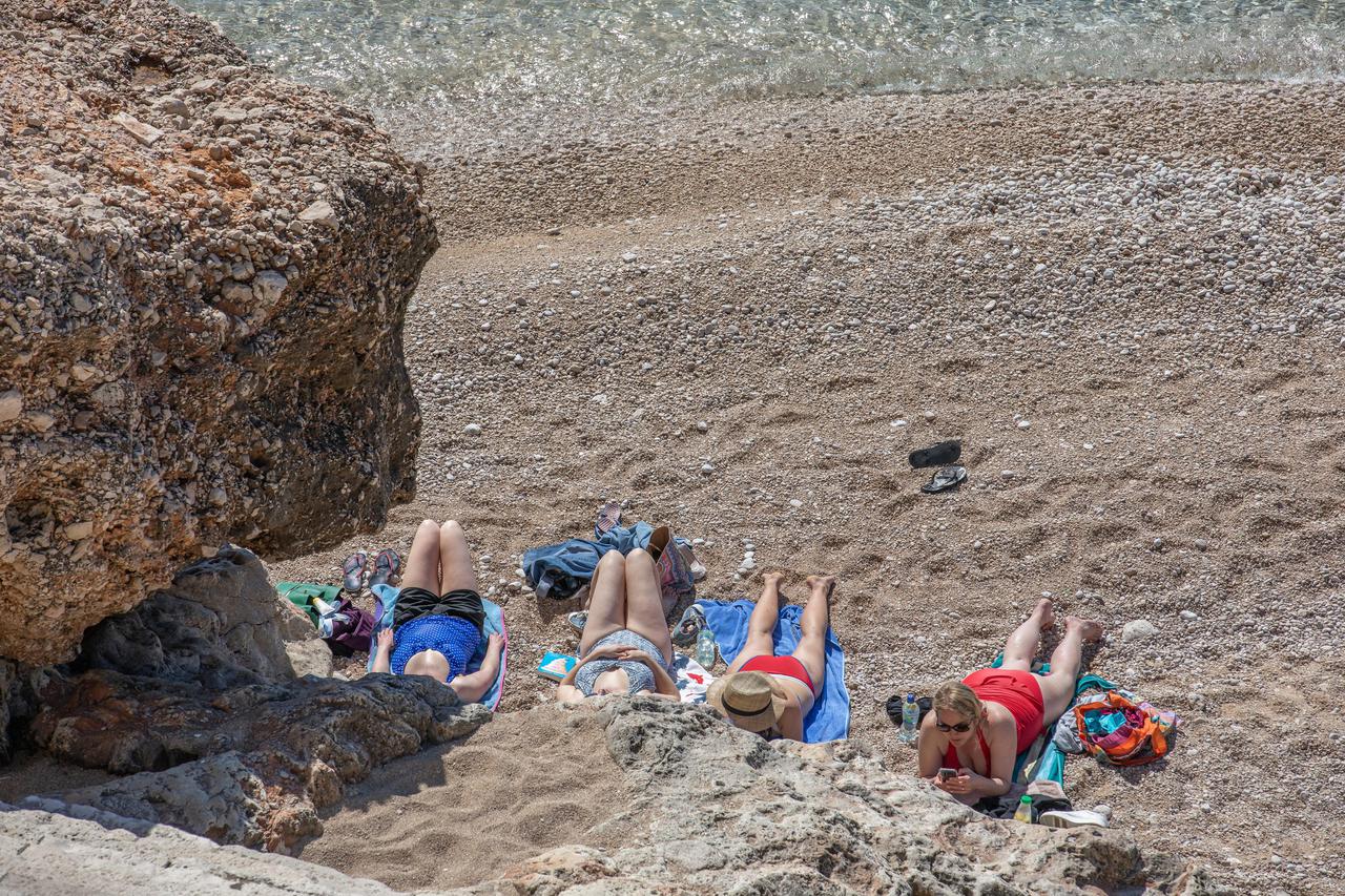 Dubrovnik: Posjetitelji plaže Banje uživaju u sunčanom danu
