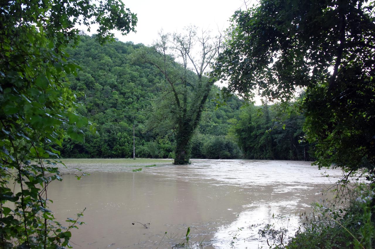 Buzet: Rijeka Mirna izllila se iz korita i prekinula promet na državnoj cesti D44