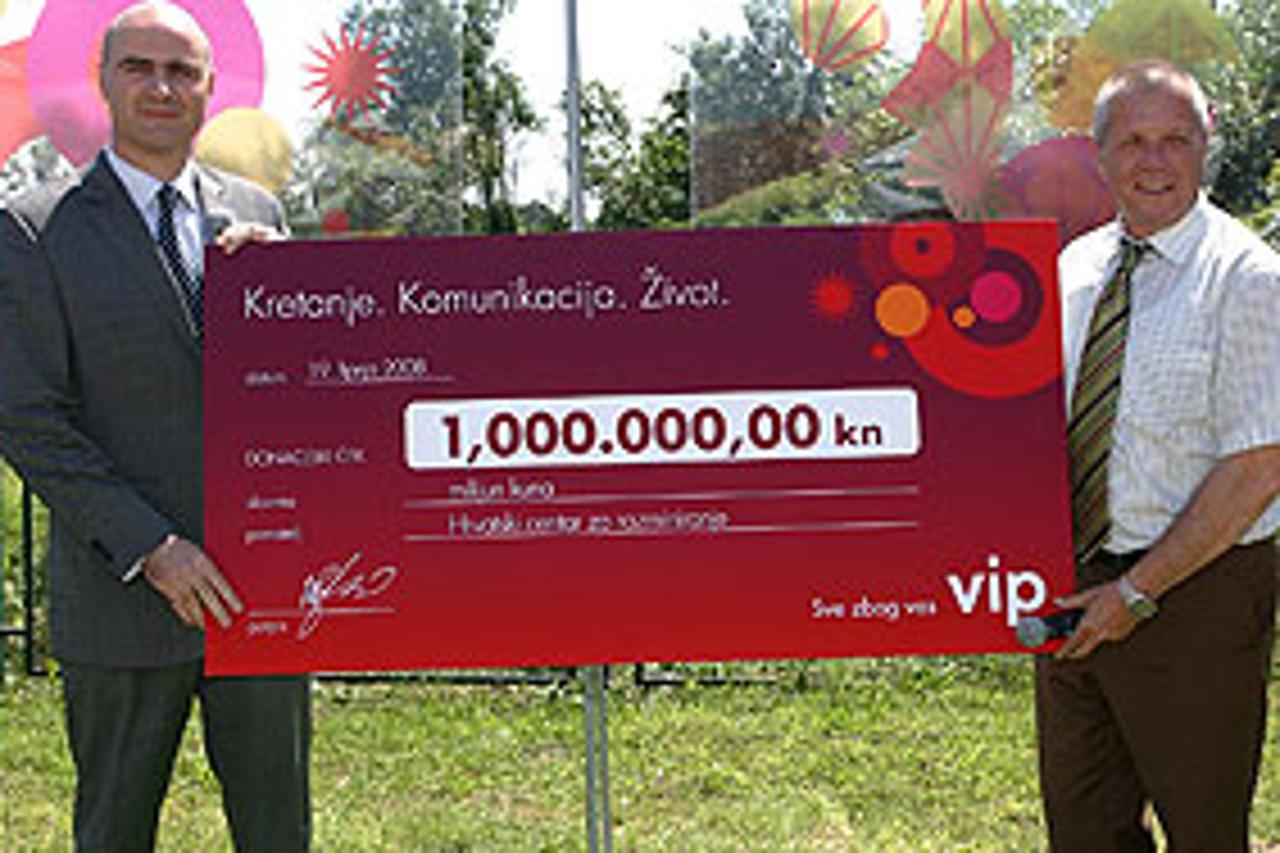 Predsjednik uprave Vipneta Mladen Pejković uručuje donacijski ček na milijun kuna za razminiranje ravnatelju HCR-a Otu Jungwirthu