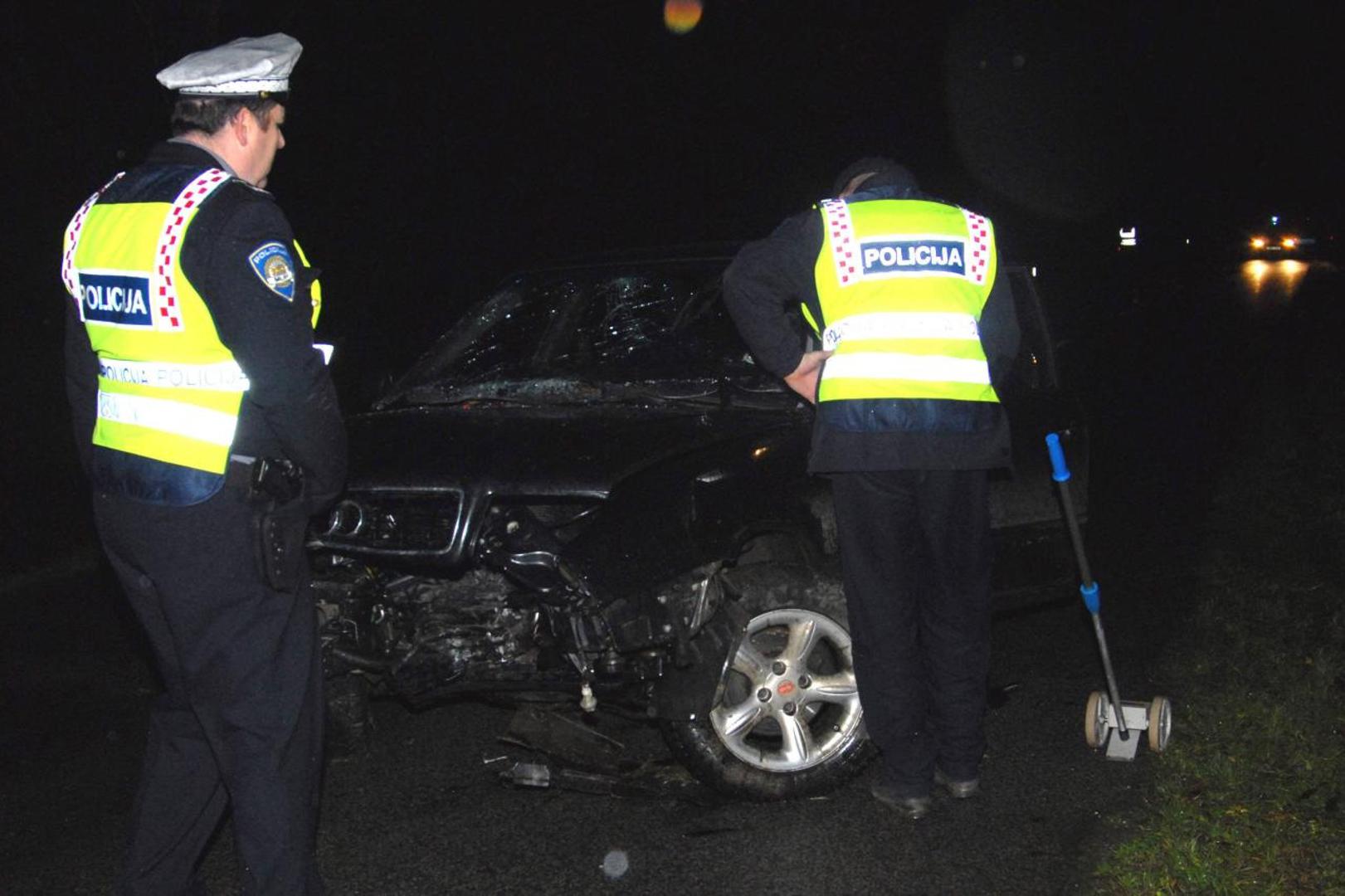 On je pijan vozio BMW kroz Donji Vukojevac kraj Siska te se zabio u drugi automobil u kojem su bili Arijana (28) i Marijan Gavran (28).