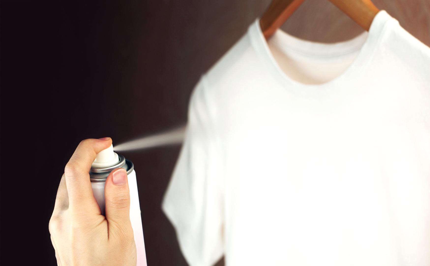 Skidanje statike s odjeće i 'električnih' tkanina: Zimi je statika stalni gost, posebno na sintetičkoj odjeći. Lagani sprej od vode i omekšivača može pomoći da se tkanina manje lijepi za tijelo i manje 'pucketa'. Pošpricajte s udaljenosti i pričekajte minutu da se sve slegne, bez natapanja. Ne koristite na sportskoj odjeći s funkcionalnim vlaknima ili na mikrofibri.