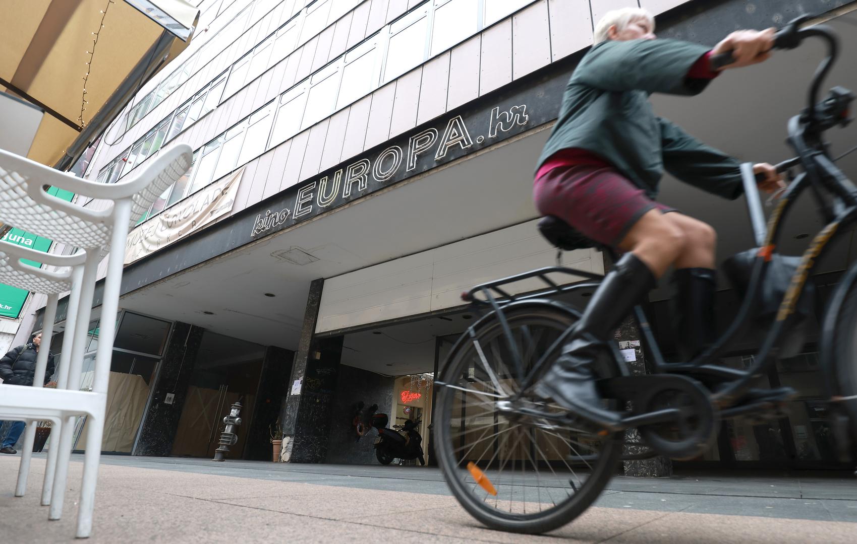 Na današnji dan 1925. u Zagrebu je svečano otvoreno kino Europa. Prva projekcija bila je film "Nibelunzi" slavnog Fritza Langa, uz domaći dokumentarni film "Dalmacija, zemlja sunca". Kino je dala izgraditi obitelj Müller i u početku je nosilo ime Balkan-Palace pa Balkan, a od početka devedesetih godina prošloga stoljeća zove se Europa.