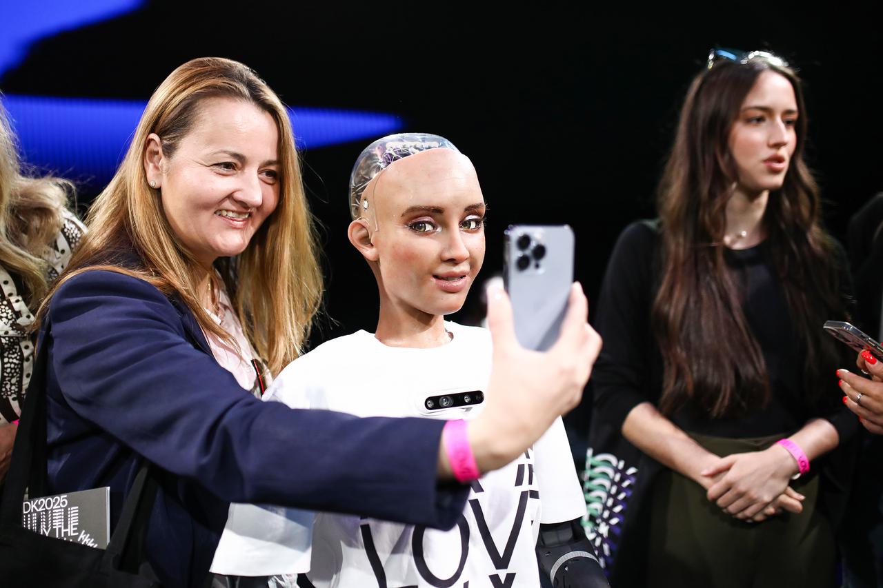 Rovinj: Posjtitelji Dana komunikacija fotografirali su se s robotom Sofijom