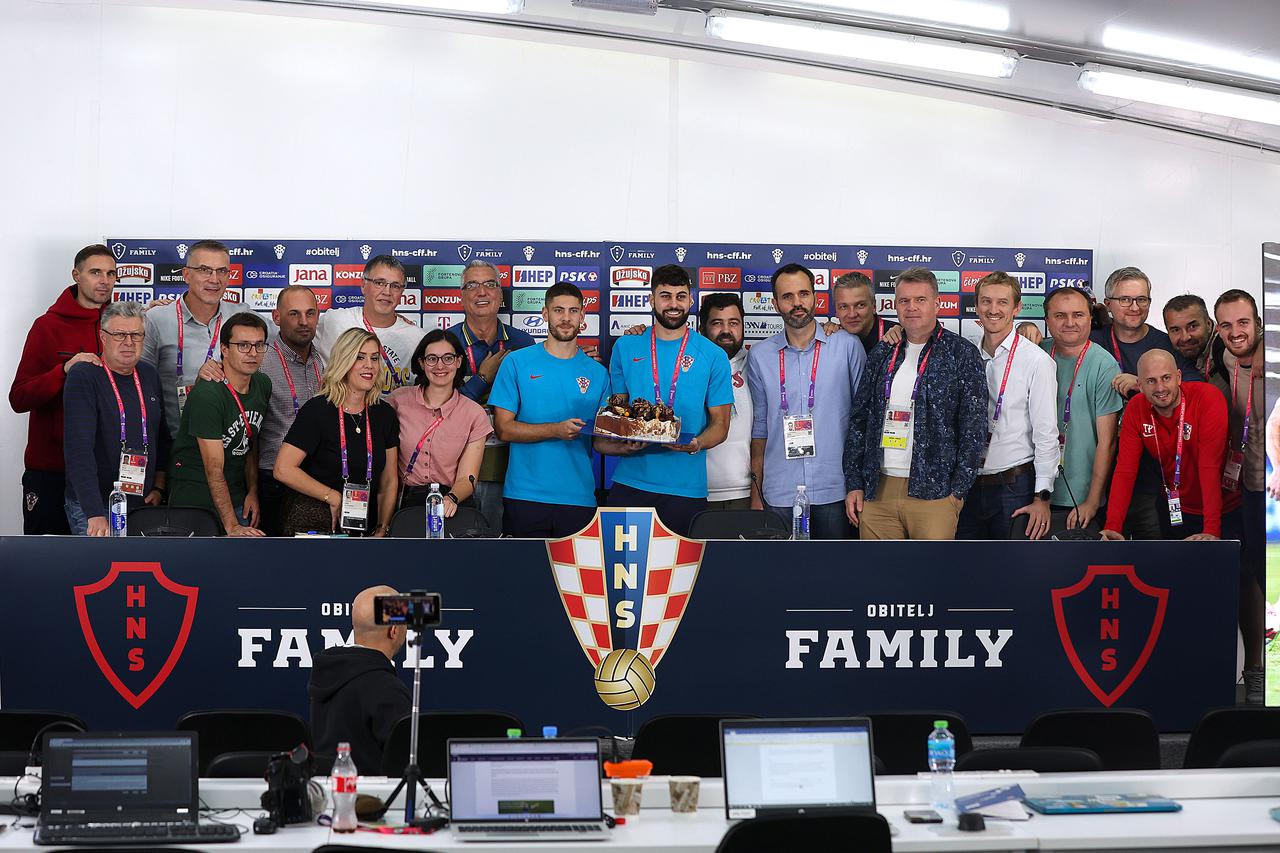 KATAR 2022 - Nakon konferencije Gvardiol i Kramarić se fotografirali s novinarima i podijelili tortu