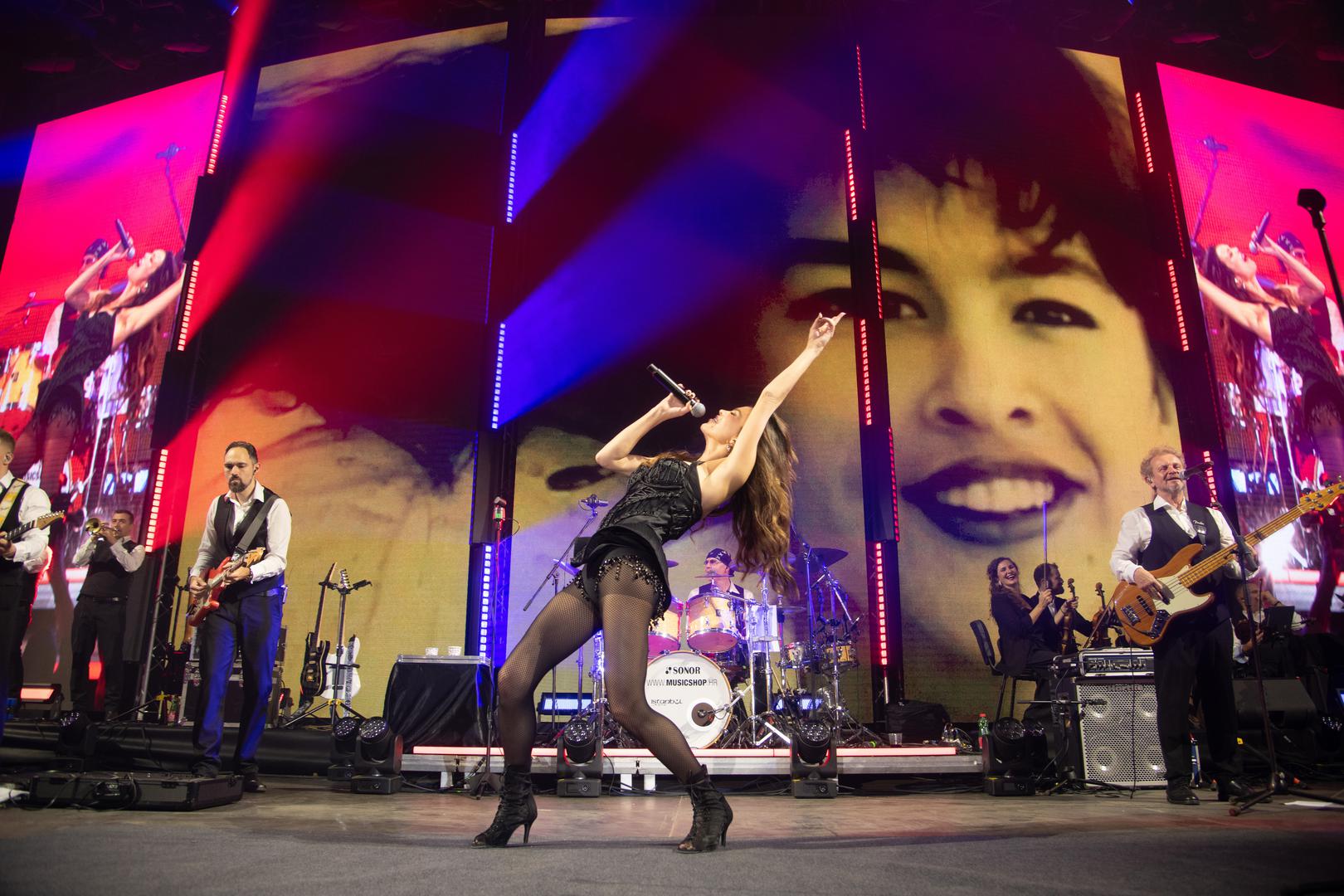 Večer na Gripama bila je više od glazbenog spektakla – bila je to emotivna potvrda koliko duboko Severina živi u kolektivnom sjećanju svoga grada, iako je u međuvremenu prerasla okvire pop-zvijezde i postala istinski kulturni fenomen.