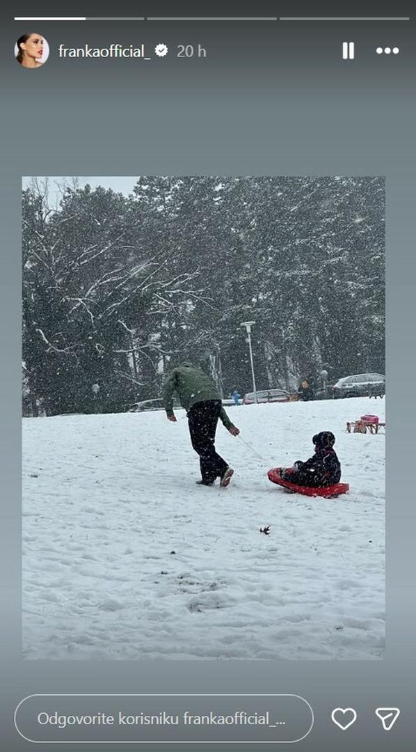 Uz fotografiju je Ćorluka kratko napisao: "Veliki dečko, prvi dan škole", a jednostavna poruka dovoljno govori o emocijama koje su ga preplavile u trenutku kada je njegov sin zakoračio u školske klupe.
