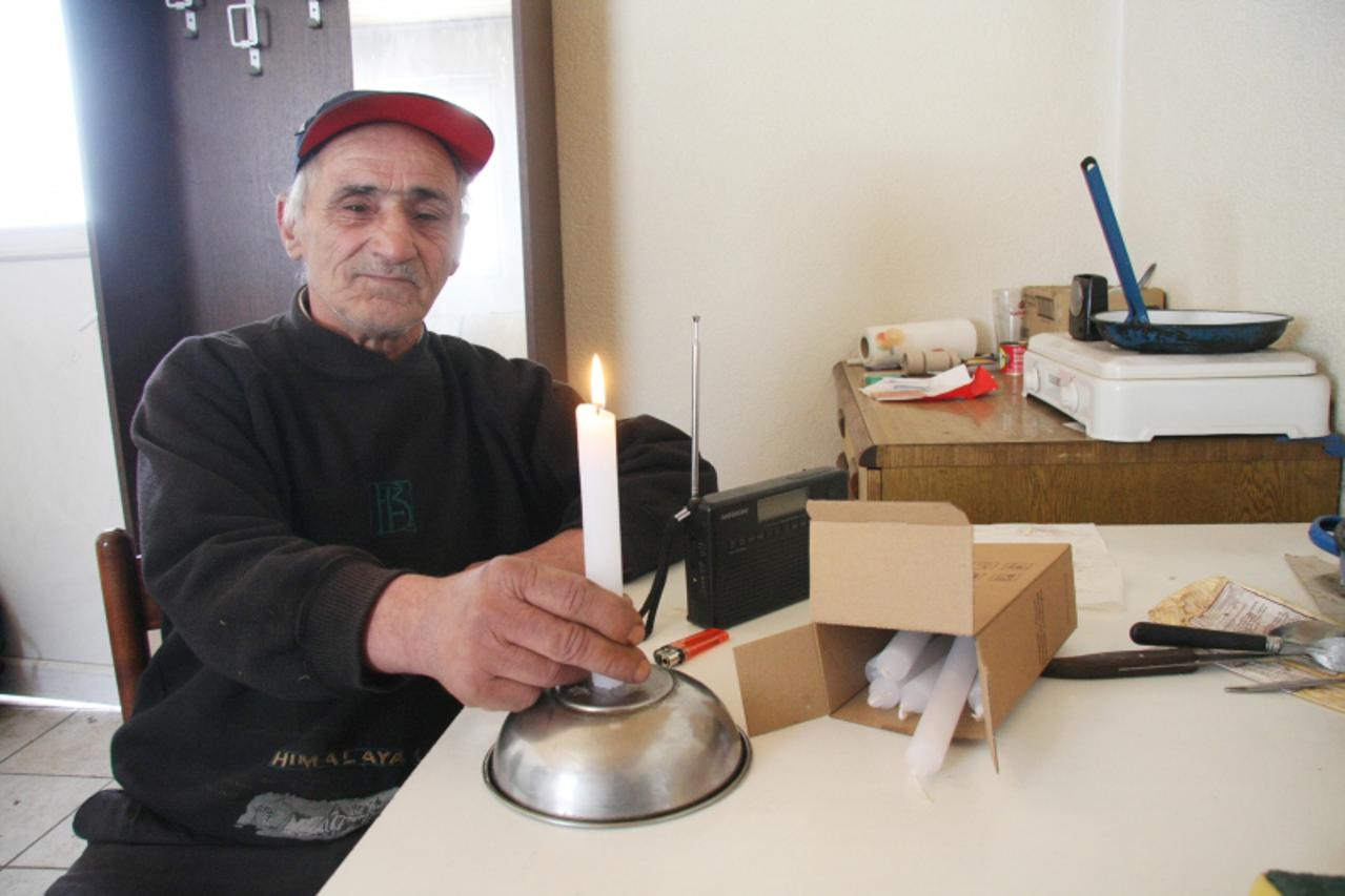 '23.02.2011 Karlovac - Branitelj petar sabljak iz Ostarskih stanova u opcini rakovica zivi u kuci bez struje i vode. Iako je Sabljakova kuca od sela je udaljena tek 400 metara sam nemoze platiti trosk