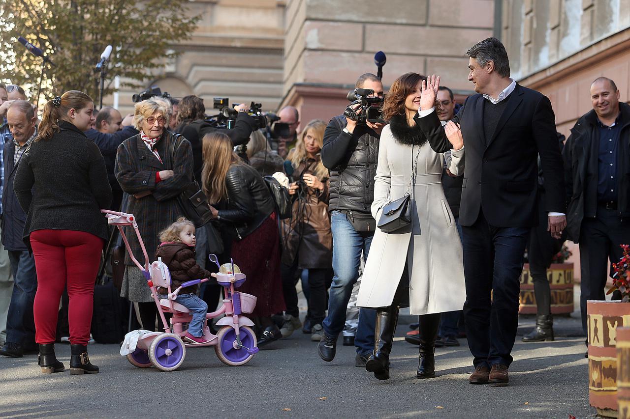 08.11.2015., Zagreb - Predsjednik Vlade Zoran Milanovic, prvi na listi Koalicije SDP-a za I izbornu jedinicu glasovao je na birackom mjestu u OS Petar Zrinski u Krajiskoj ulici u pratnji supruge Sanje Music Milanovic.  Photo: Goran Stanzl/PIXSELL