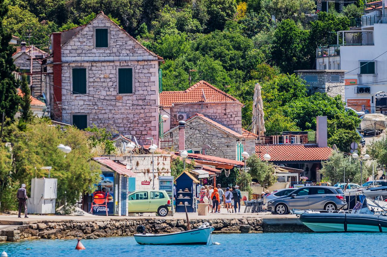 Proljetne panorame mjesta Maslinica na zapadnom djelu Šolte
