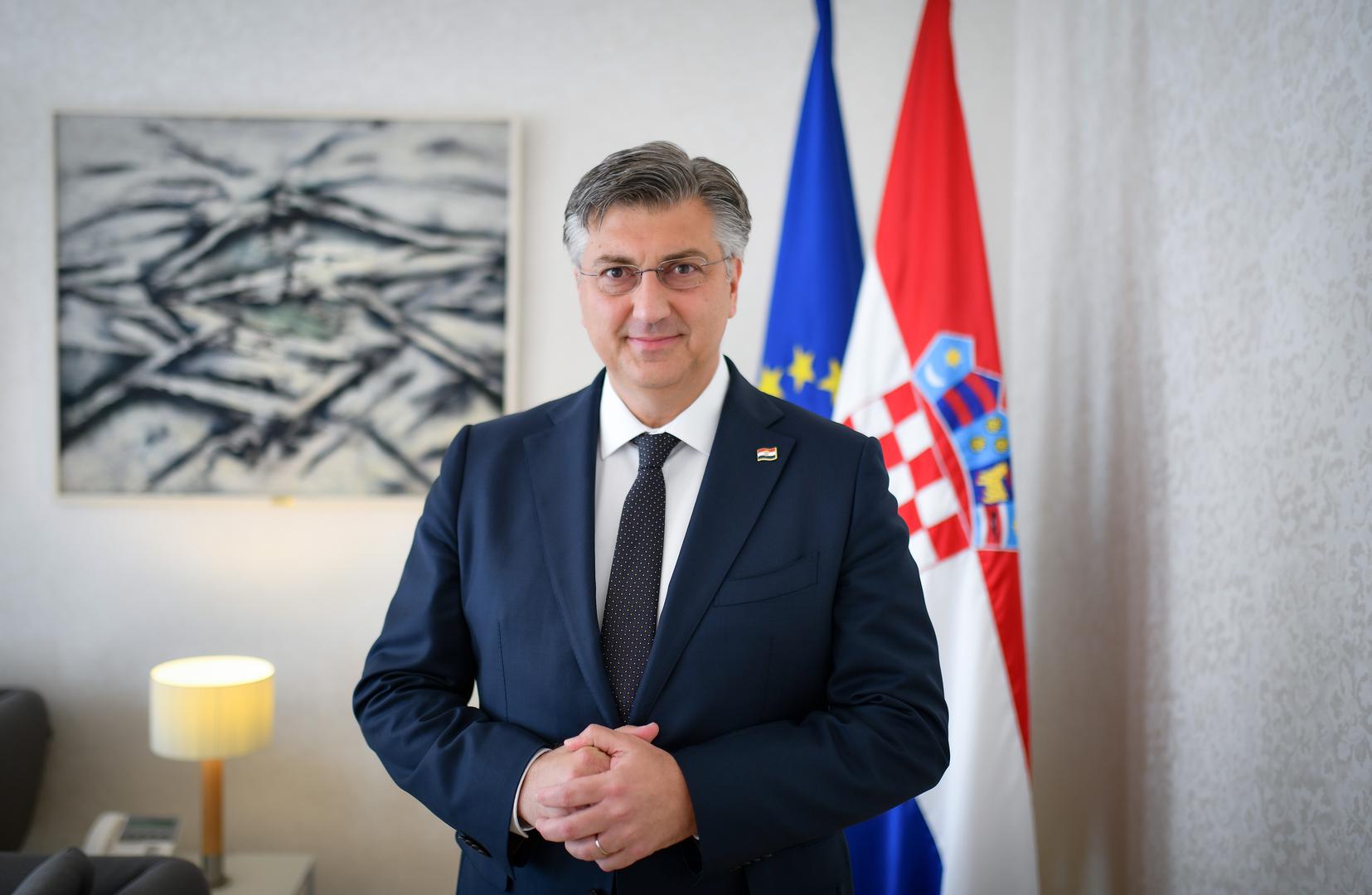 Andrej Plenković (8. travnja 1970.) - Ovan: U 2024. doživjet ćete proširenje svog društvenog kruga i osvježavajuću transformaciju u svojim profesionalnim i kreativnim nastojanjima. Dok Mars, vaš vladajući planet, ulazi retrogradno, budite spremni na njegov utjecaj na vašu karijeru. Radujte se poboljšanom ispunjenju na poslu i povećanju prepoznavanja. Budite spremni za kaotičnu pomrčinu u vašem znaku, Ovnu i vladajućem planetu, Marsu, koji će krenuti retrogradno prema kraju godine, što će utjecati na vaš osobni i profesionalni život. 