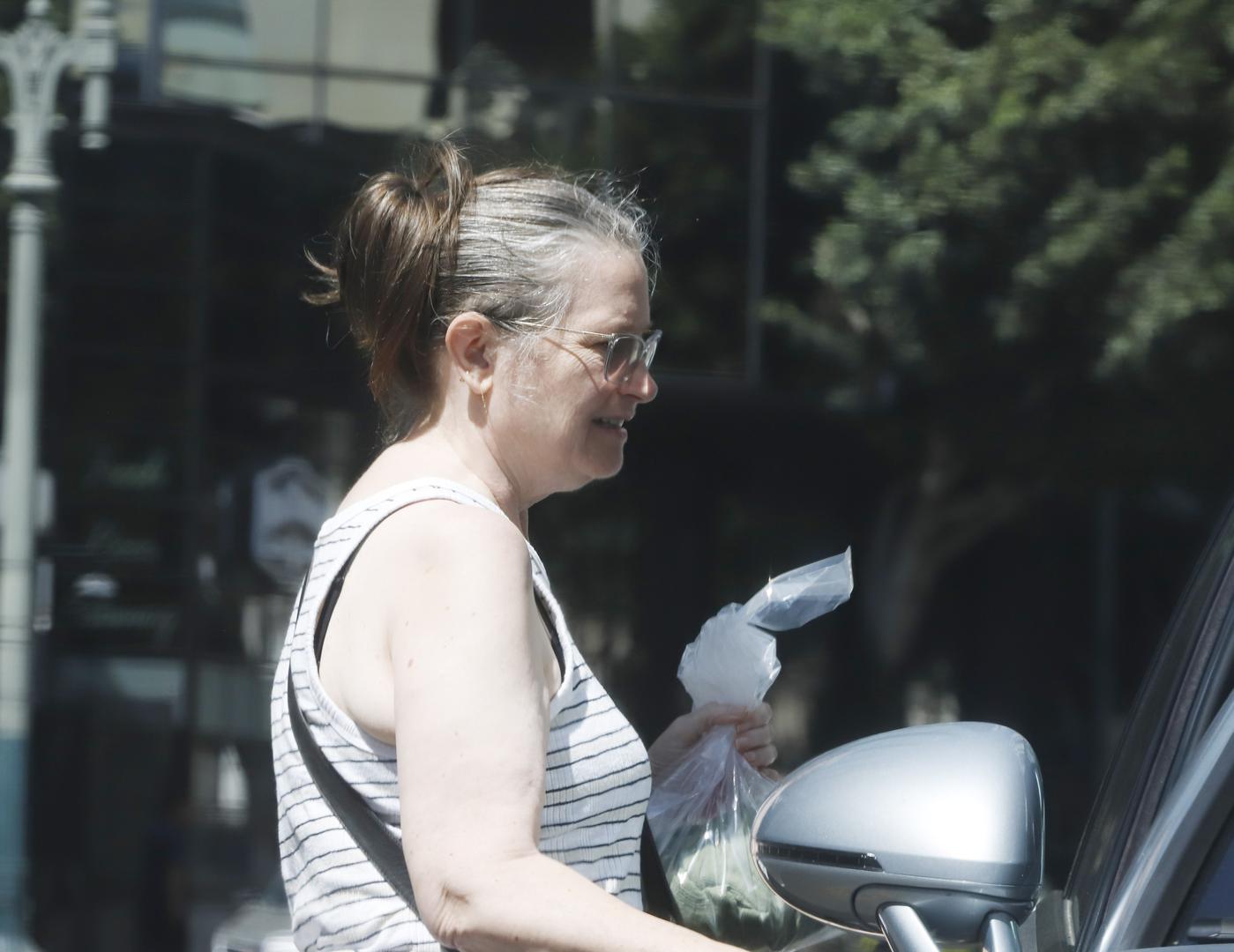 Bridget Fonda nekoć je bila jedna od najcjenjenijih holivudskih glumica svoje generacije, a danas gotovo potpuno živi izvan reflektora. Rođena je 27. siječnja 1964. u Los Angelesu, u jednoj od najpoznatijih glumačkih obitelji. Njezin otac bio je glumac Peter Fonda, djed legendarni Henry Fonda, a teta slavna Jane Fonda.
