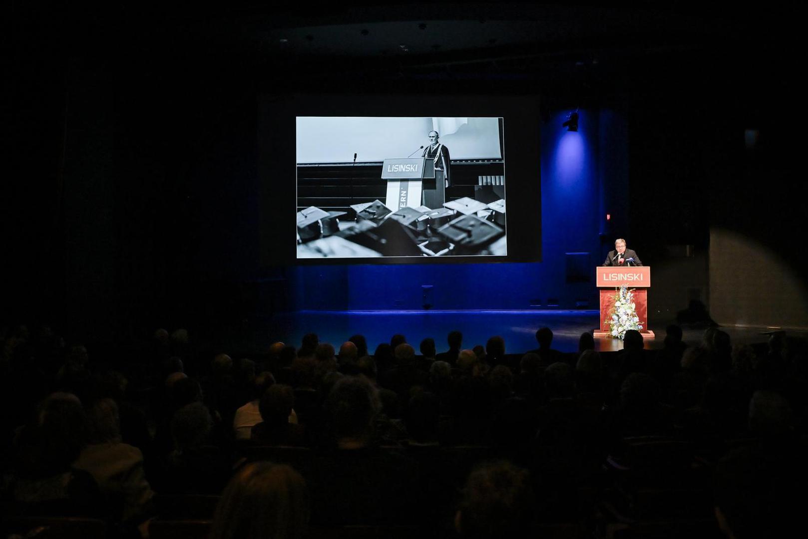 “Mi smo se 60-ih cijepili, dobili smo Di-Te-Per. Ali Vlatku su u cjepivo dodali ono ekstremno rijetko i dragocjeno - cjepivo protiv ega”, kazao je njegov prethodnik na VERN-u i bivši ministar znanosti Vedran Mornar. Dodao je kako je Cvrtila možda bio “inženjer u nekoj od prošlih inkarnacija jer je znanje koje je imao teško steći za jednoga života”.

