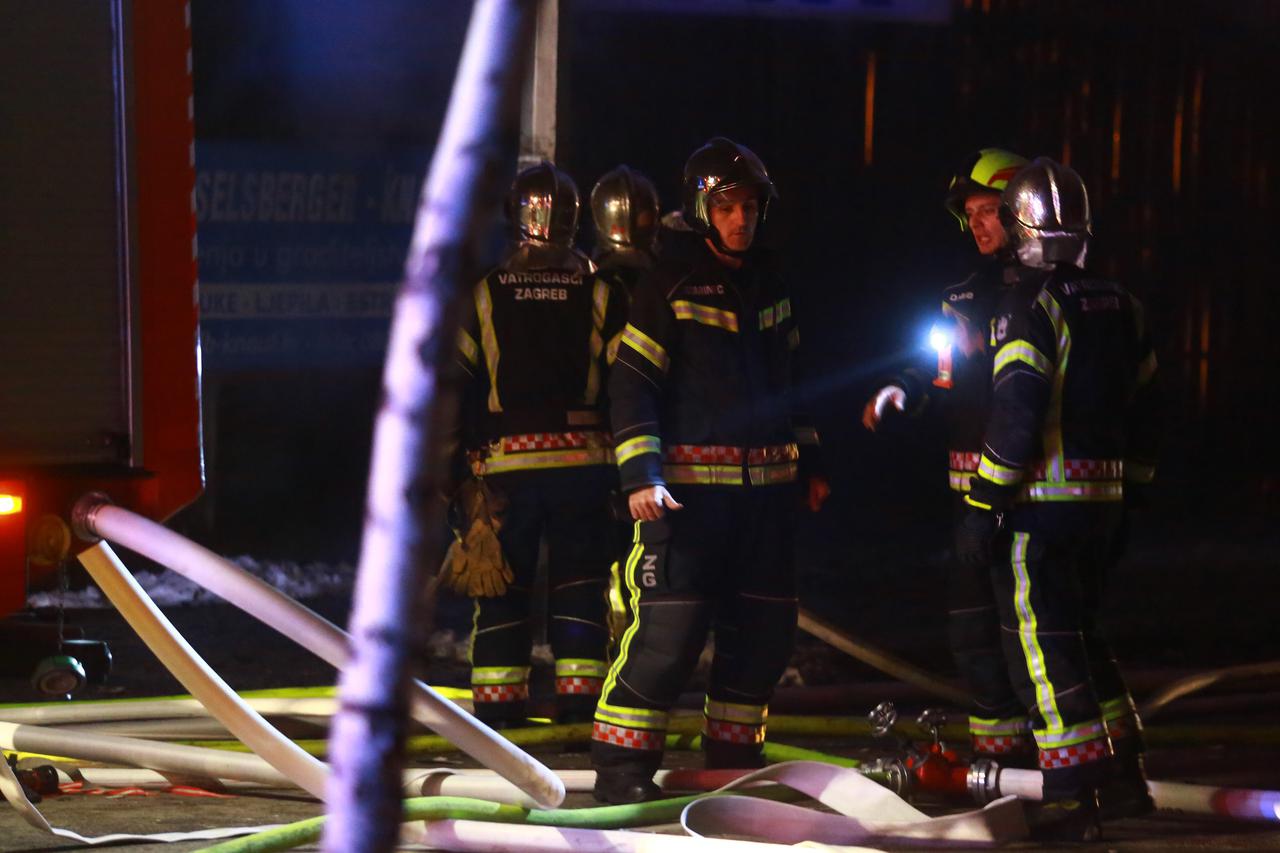 Veliki požar u Voltinom naselju, vatrogasci se bore s vatrom