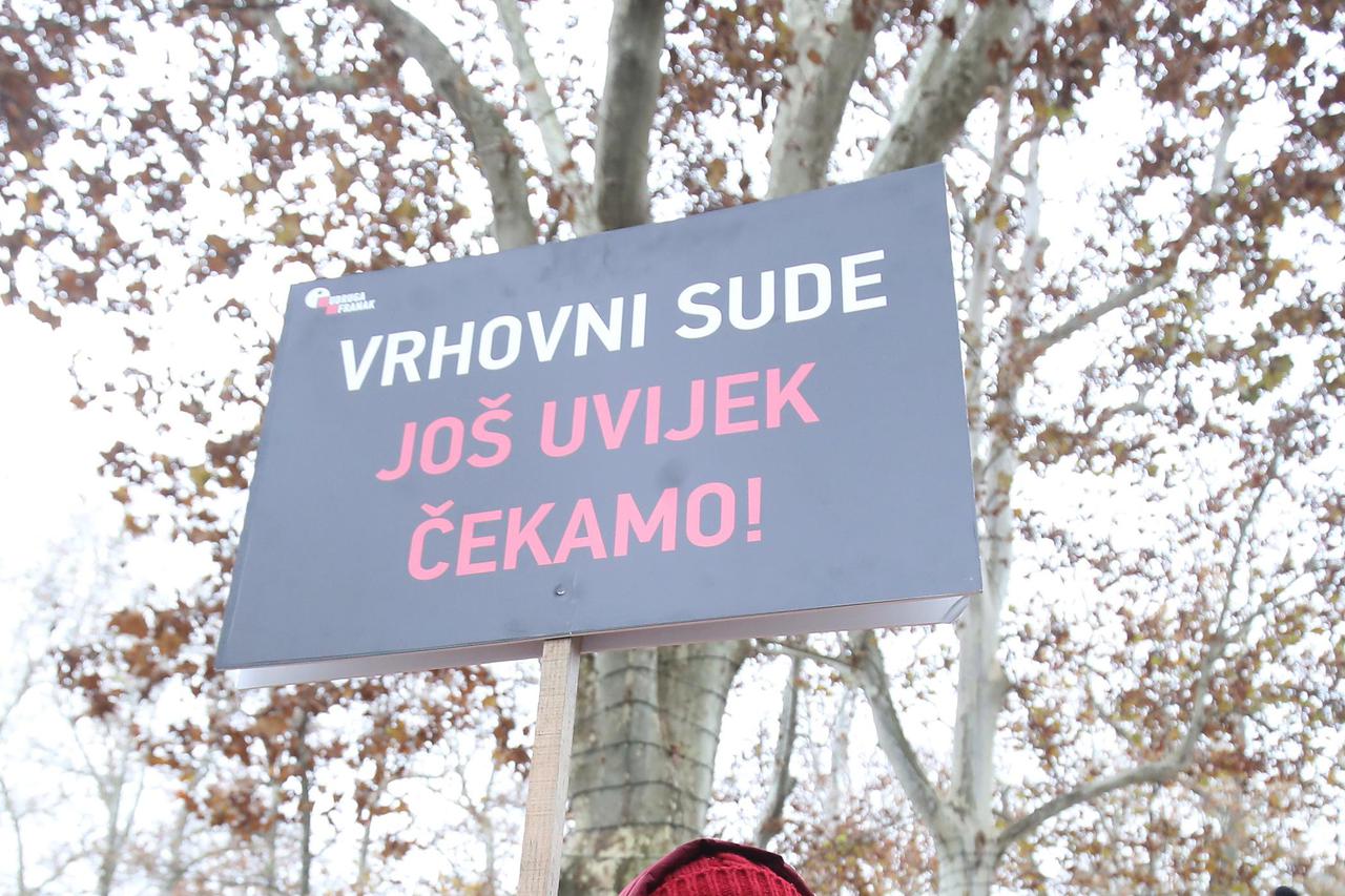 Članovi Udruge Franak okupili se na Zrinjevcu uoči nastavka Sedme sjednice Građanskog odjela Vrhovnog suda Republike Hrvatske