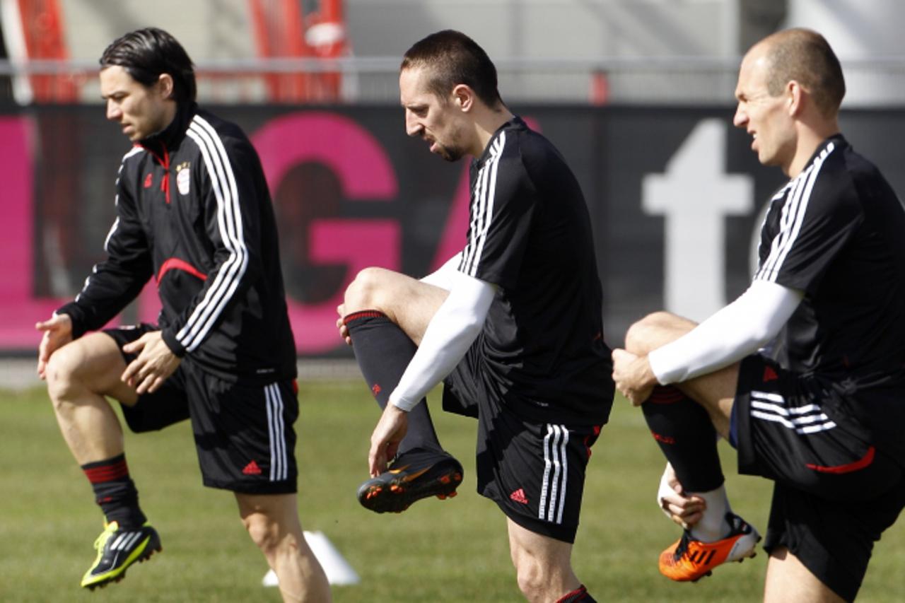 'Bayern Munich\'s Danijel Pranjic (L-R), Franck Ribery and Arjen Robben warm up during a training session in Munich March 14, 2011. Bayern Munich will faces Inter Milan in their Champions League socce
