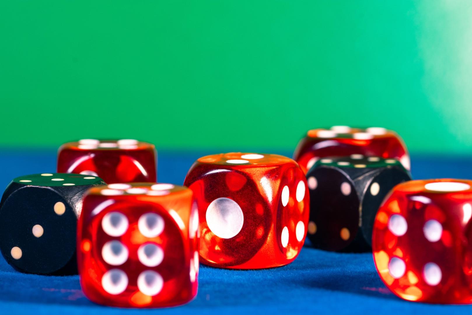 Strijelac: Strijelac je znak rasta, putovanja i širenja horizonata, a numerološki se često spaja s 'trojkom' i 'peticom' kao brojevima slobode. Njegovi sretni brojevi često su 3, 5 i 21. Pratite ih kad krećete na put, učite nešto novo ili riskirate s optimizmom. Numerolozi ih tumače kao znak da je vrijeme za korak izvan zone komfora.