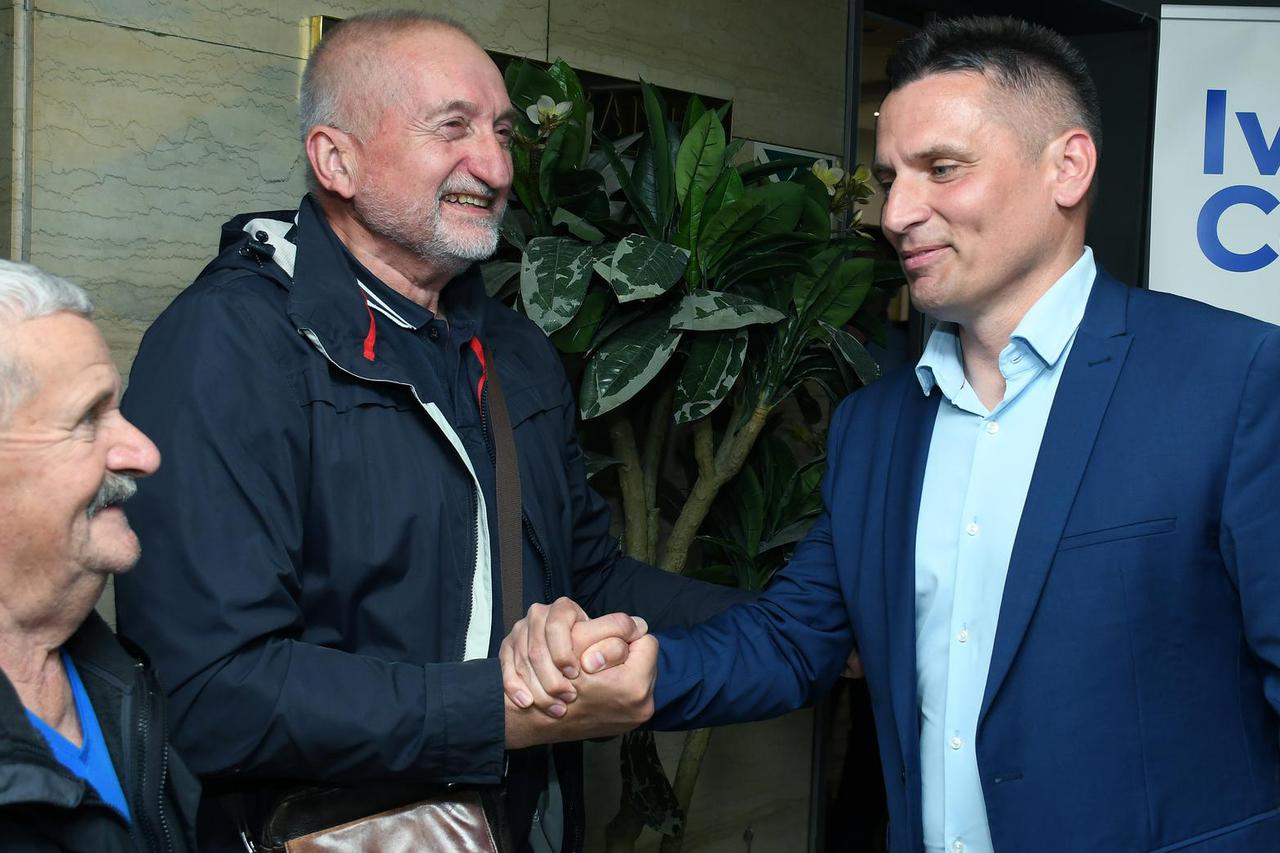 Sisak: Kandidat za gradonačelnika Domagoj Orlić proslavio je pobjedu