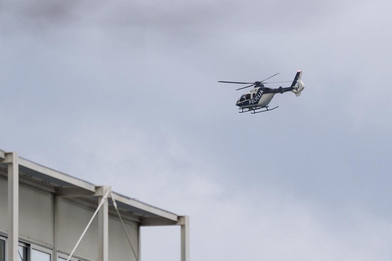 Split: Policijski helikopter u letu nakon polijetanja s helidroma na Zenti
