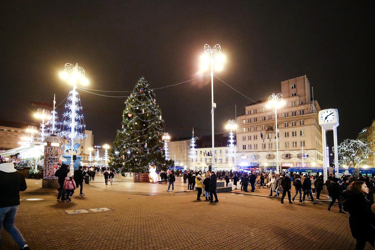 Zagreb: Večernja blagdanska atmosfera na glavnom gradskom trgu
