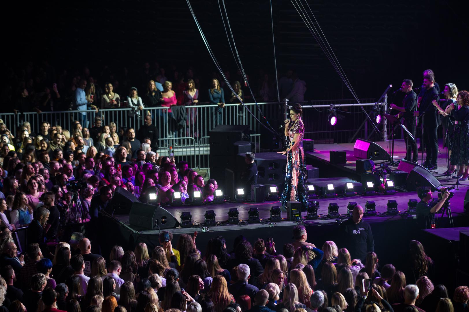 Bila je ovo druga večer puna emocija, prožeta dobrom glazbom, ali i stajlingom. Doris je oduševila odjevnim kreacijama koje je kroz večer izmjenjivala, a za koje je zaslužna poznata splitska dizajnerica Anamarija Asanović.