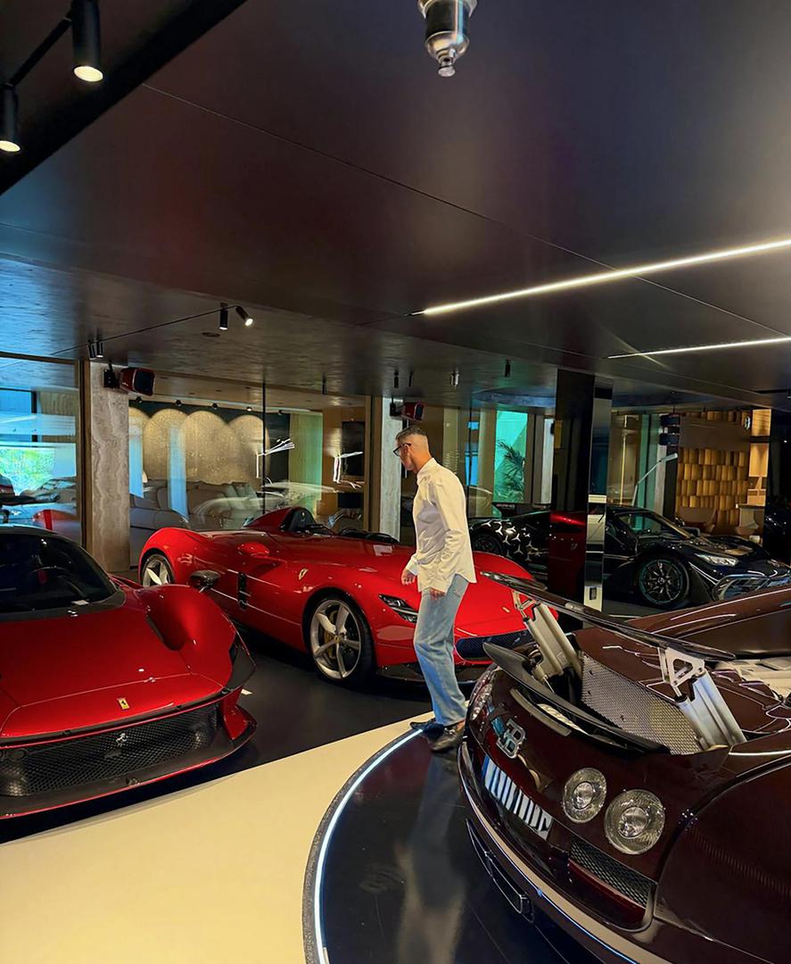 Koji se još automobili nalaze u garaži bivšeg napadača Sportinga, Manchester Uniteda, Real Madrida i Juventusa? McLaren Senna, Lamborghini Aventador, Porsche 911 Turbo S, nekoliko modela Mercedes-AMG, kao i Bentley Continental GT te Bentley Flying Spur – a tu su i Rolls-Royce Phantom i Cullinan. Sam "CR7" priznao je da se njegov odnos prema luksuznim automobilima više temelji na strasti prema sakupljanju nego na samoj vožnji.