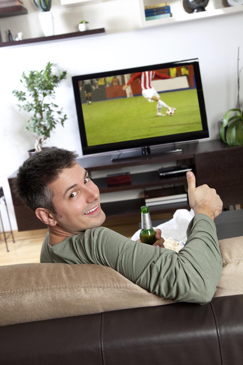 muškarac gleda nogomet
