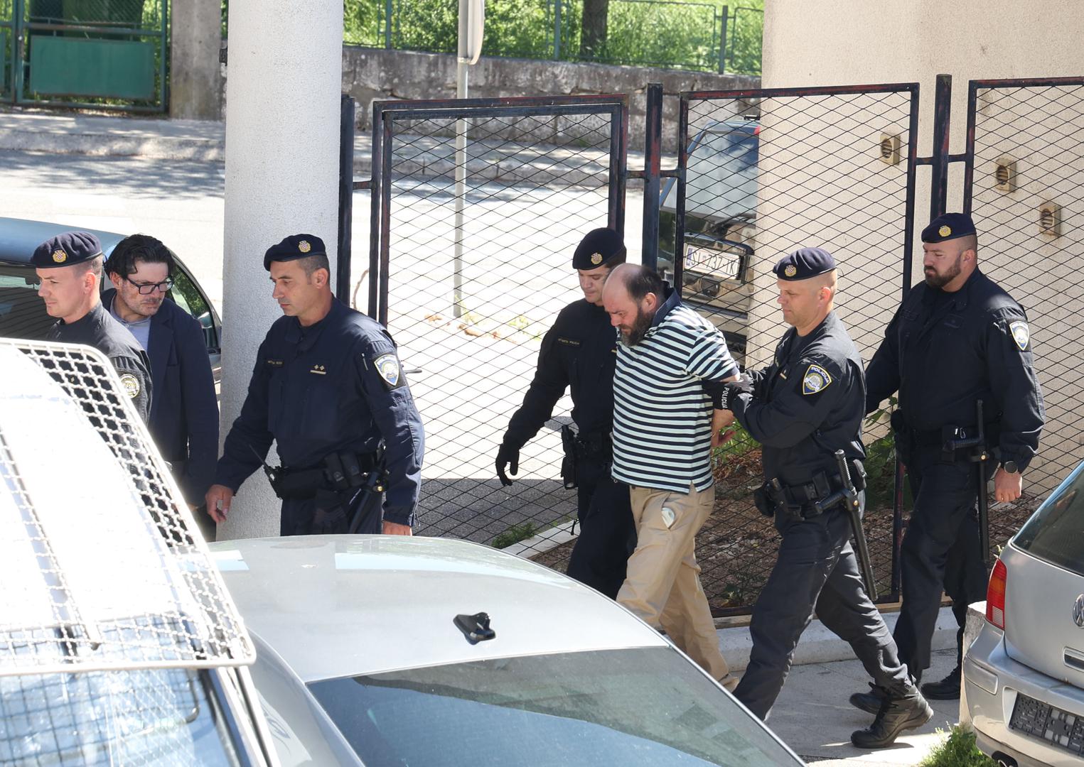 Prema dosad poznatim informacijama, 19-godišnji dostavljač pizze stradao je nakon što je došao na adresu dostave ispred kuće osumnjičenika u Drnišu. Motiv napada još uvijek nije službeno poznat.