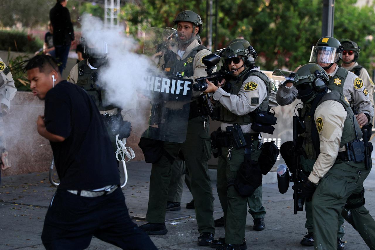 storyeditor/2025-06-12/2025-06-12T025949Z_676067069_RC2Q0FA13ZMZ_RTRMADP_3_USA-MIGRATION-PROTEST-LOS-ANGELES.JPG