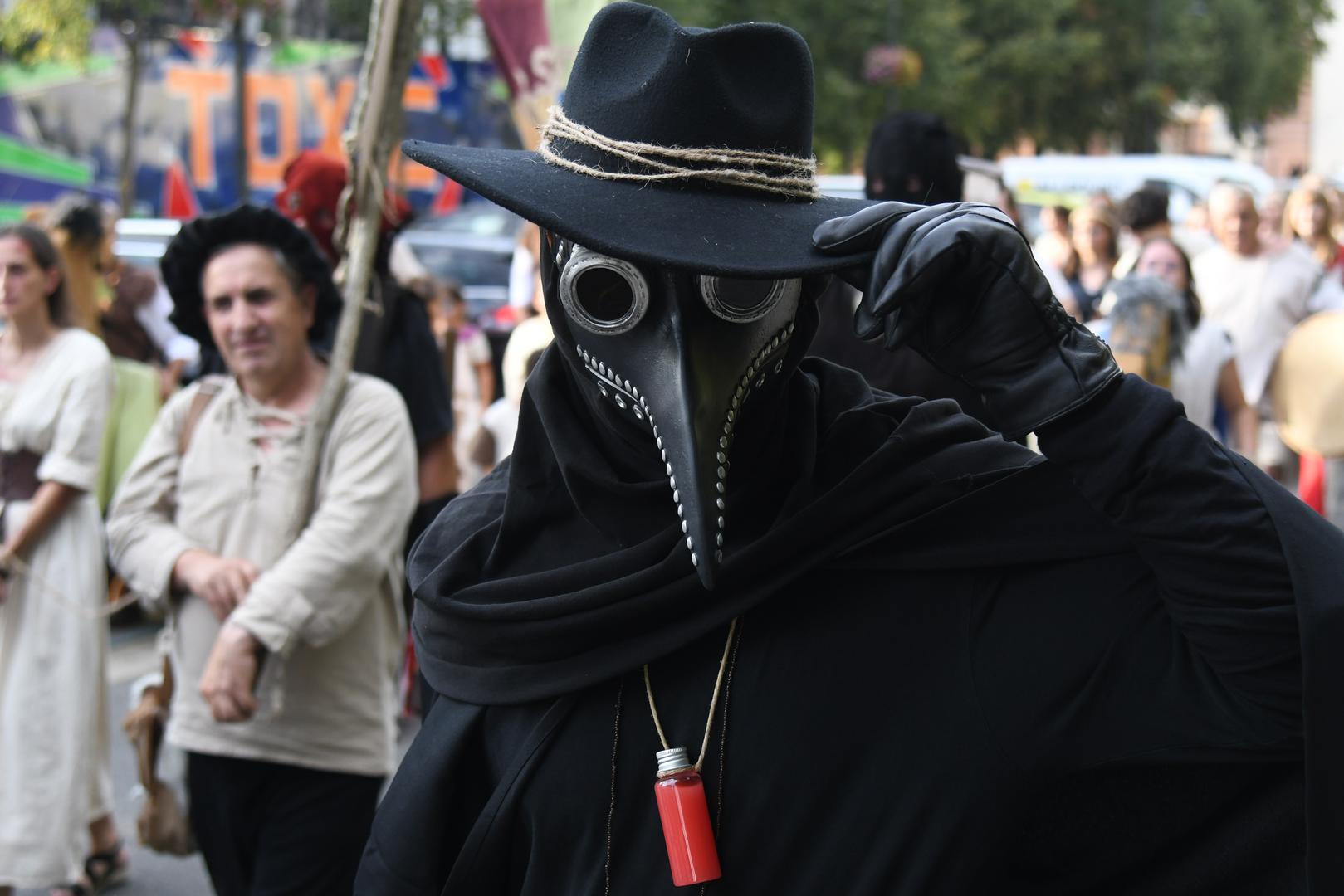 Povorkom kostimiranih sudionika od središta Koprivnice do gradskih bedema počela je u petak glavnina Renesansnog festivala, jedne od najvećih turističkih manifestacija u kontinentalnom dijelu hrvatske, na kojoj se tijekom vikenda očekuje više desetaka tisuća posjetitelja