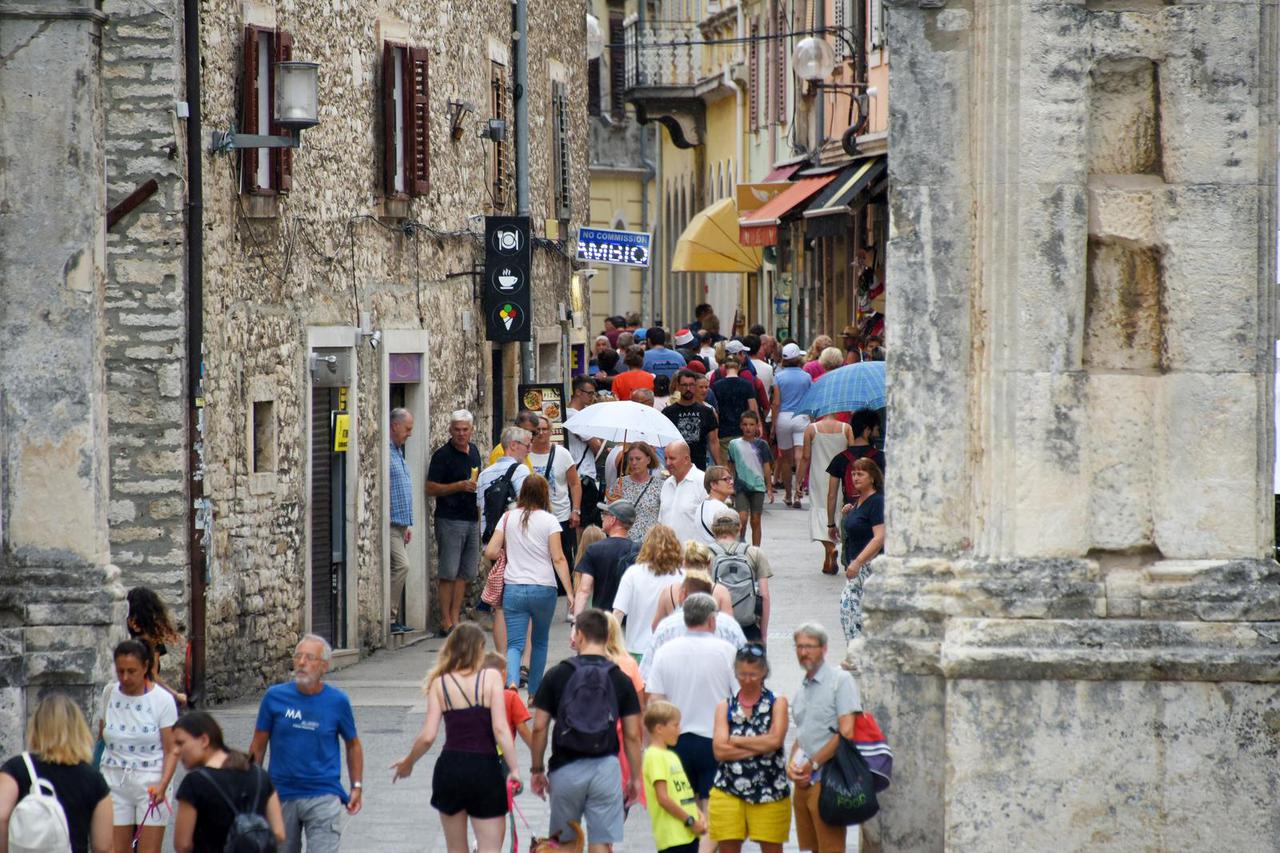 Turisti u šetnji po Puli 