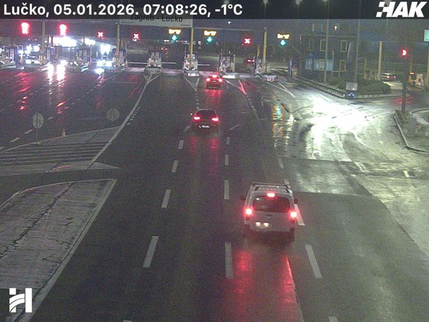 Naime, snijeg pada u većem dijelu unutrašnjosti i u gorskim predjelima te je zbog zimskih uvjeta na snazi zabrana prometa za kamione s prikolicama i tegljače s poluprikolicama te vozila bez zimske opreme na pojedinim cestama.