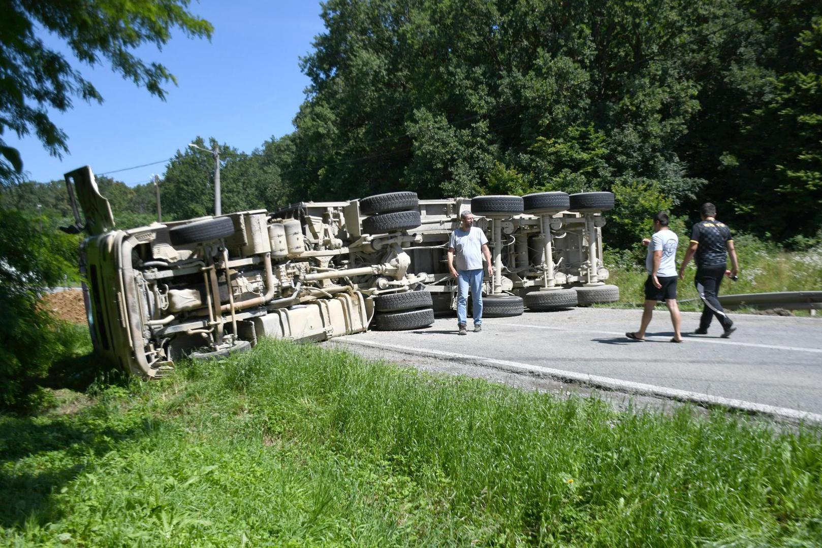 "Vozio sam se iz Batinske Rijeke, odakle smo tovarili. Tu je negdje crni kamion naletio u moju traku. Vodio sam se da se ne sudarim, uhvatio sam bankinu i počeo se okretati i završilo je tako kako je završilo" kazao je vozač.