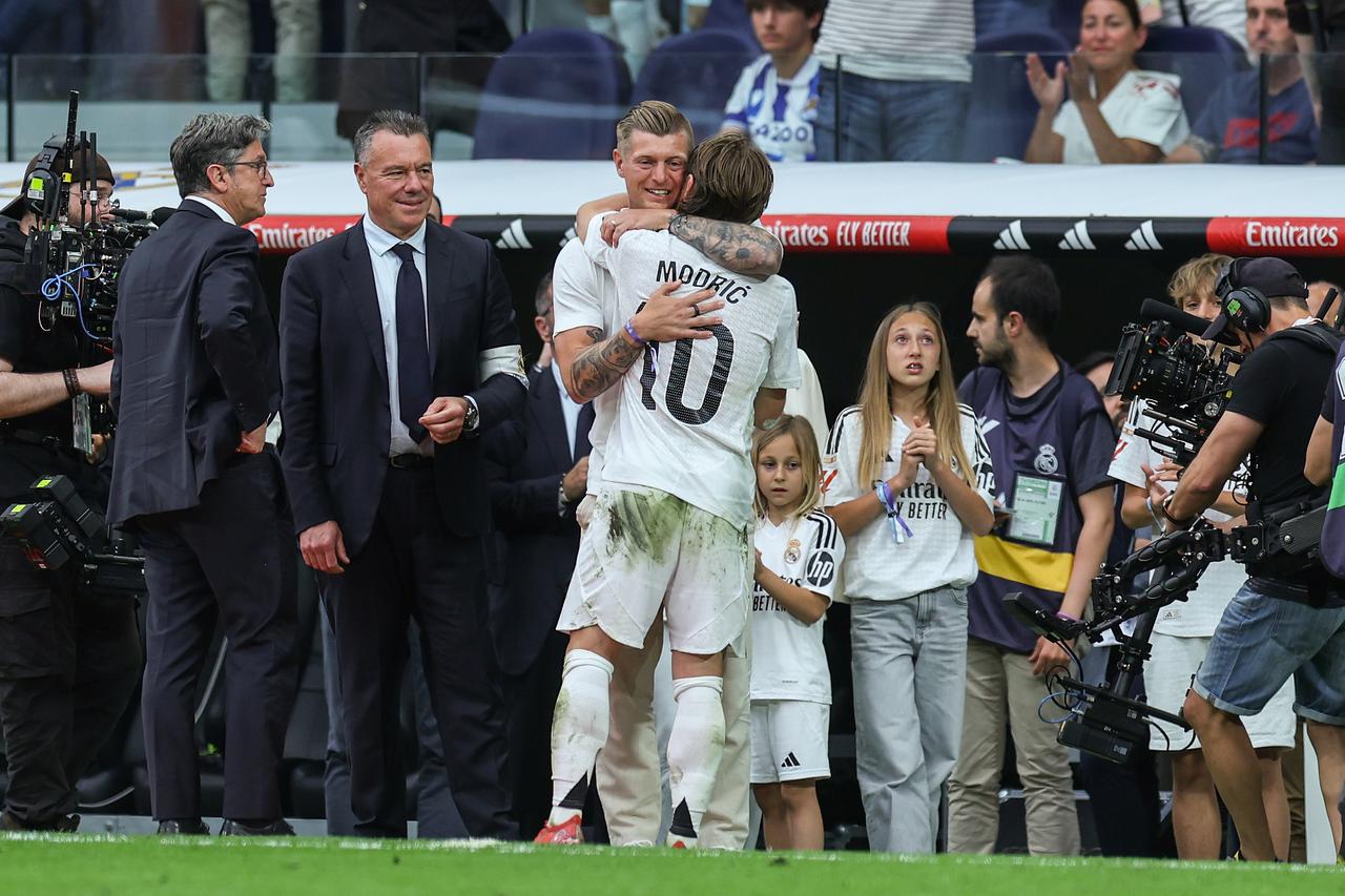 Madrid: Emotivan rastanak Luke Modrića s Real Madridom pred tisućama navijača