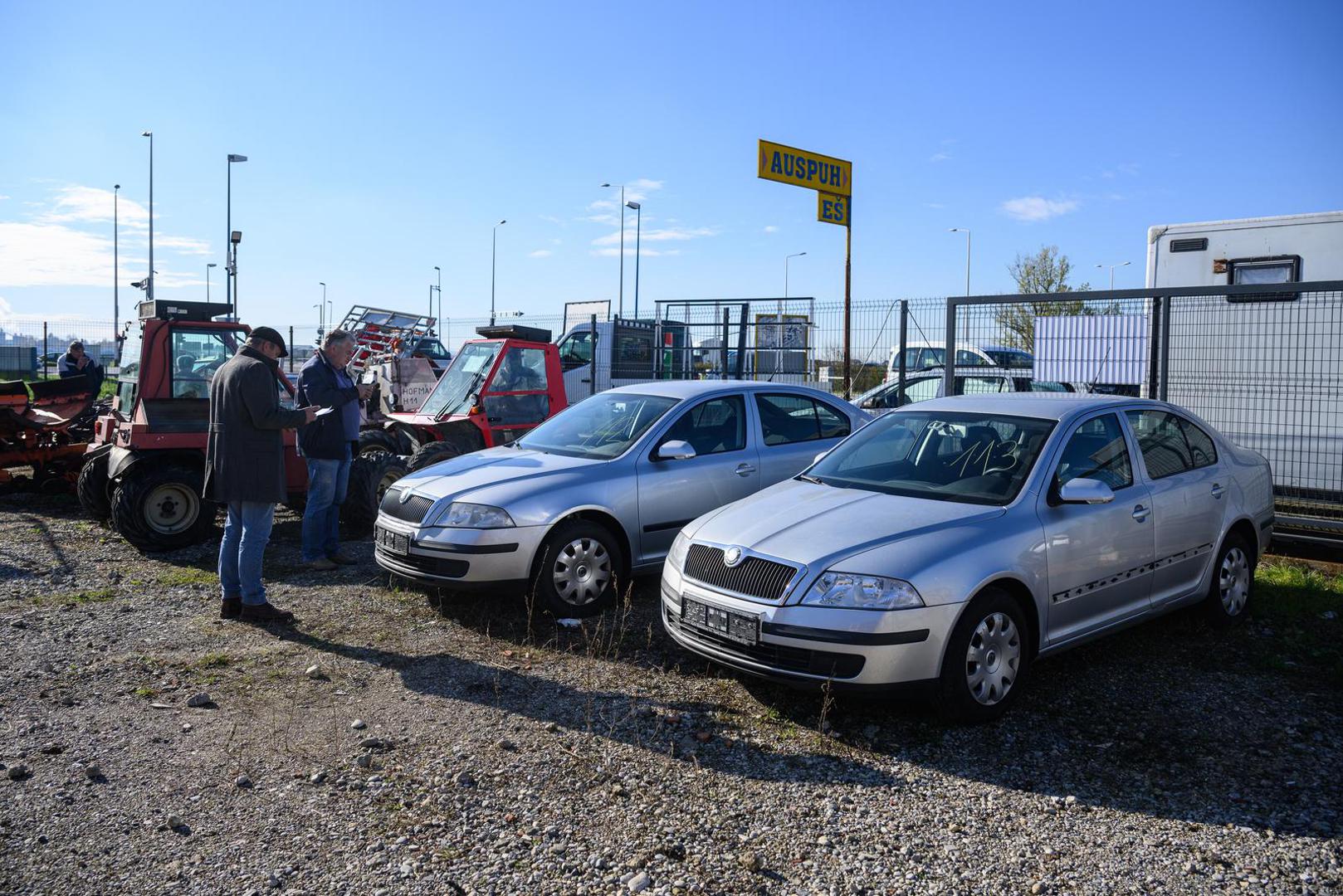 24.11.2022., Zagreb, Velika Mlaka - Autoservis Cepelin uskoro odrzava veliku javnu drazbu drzavnih vozila, a u ponudi su teretna vozila Hrvatskih cesta, osobna vozila ministarstava. Od Seata, Audija preko Passata i nekoliko modela Fiata cijene im se krecu od 1000 do 24.600 kuna.  Photo: Davor Puklavec/PIXSELL