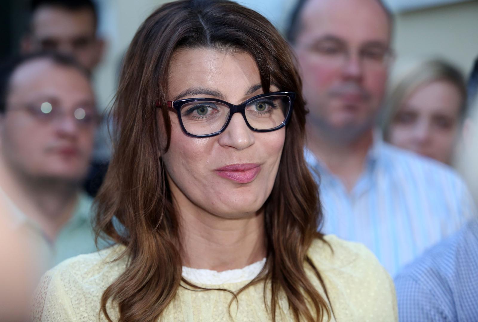 Josipa Rimac, državna tajnica u ministarstvu - Bivša HDZ-ova gradonačelnica Knina na prošlim lokalnim izborima nije uspjela ponovno osvojiti Zvonimirov grad pa je postala državna tajnica u Ministarstvu uprave. Primjer je stranačkog uhljebljivanja po ministarstvima.