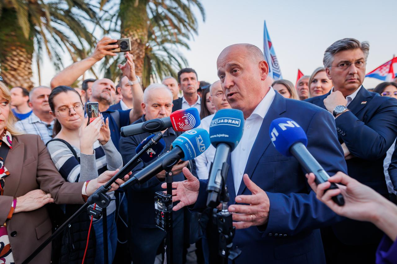 Split: Andrej Plenković posjetio je Split, prošetao rivom i održao skup 